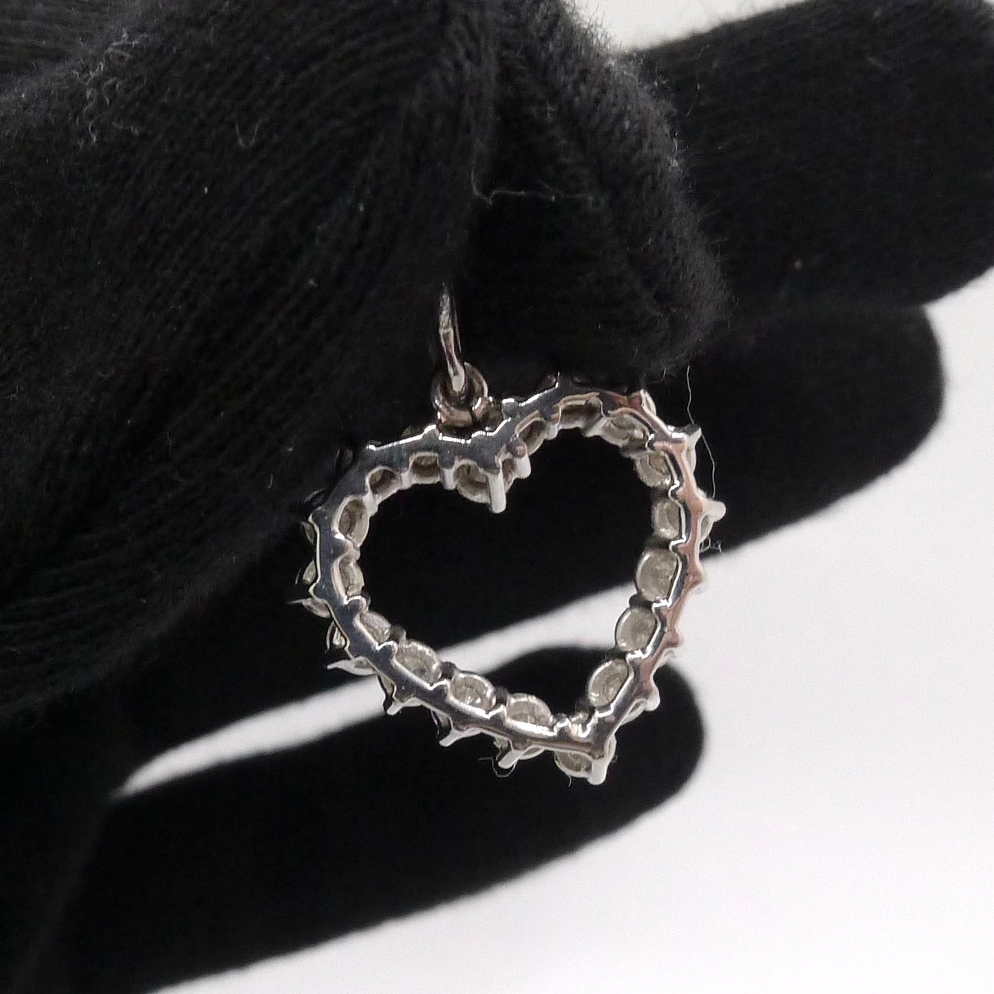 Laissez-vous séduire par ce magnifique pendentif en or blanc 18K, délicatement façonné en forme de cœur et serti de diamants scintillants pour un total de 1 ct. Un bijou raffiné et intemporel, parfait pour exprimer vos sentiments avec élégance. Idéal en cadeau ou pour sublimer votre collection de bijoux avec une touche de lumière et de raffinement. 