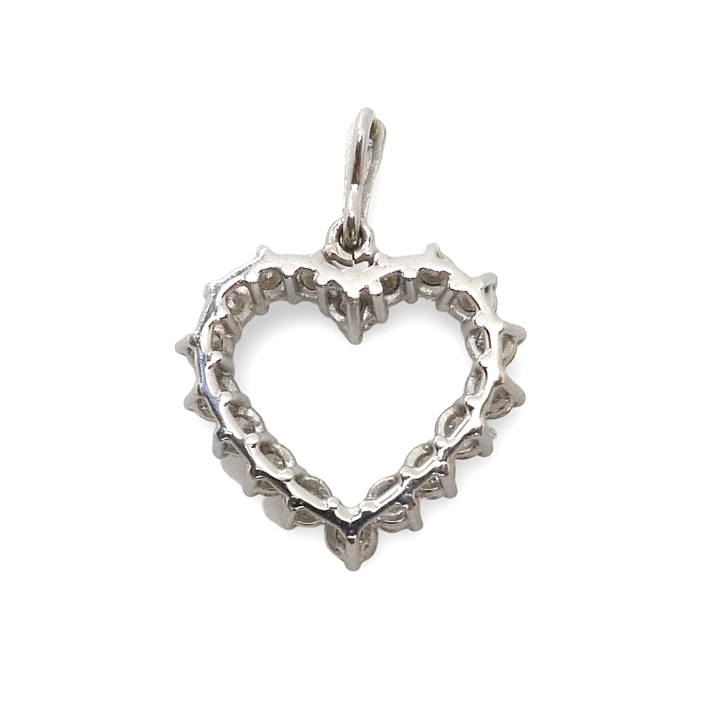 Laissez-vous séduire par ce magnifique pendentif en or blanc 18K, délicatement façonné en forme de cœur et serti de diamants scintillants pour un total de 1 ct. Un bijou raffiné et intemporel, parfait pour exprimer vos sentiments avec élégance. Idéal en cadeau ou pour sublimer votre collection de bijoux avec une touche de lumière et de raffinement. 