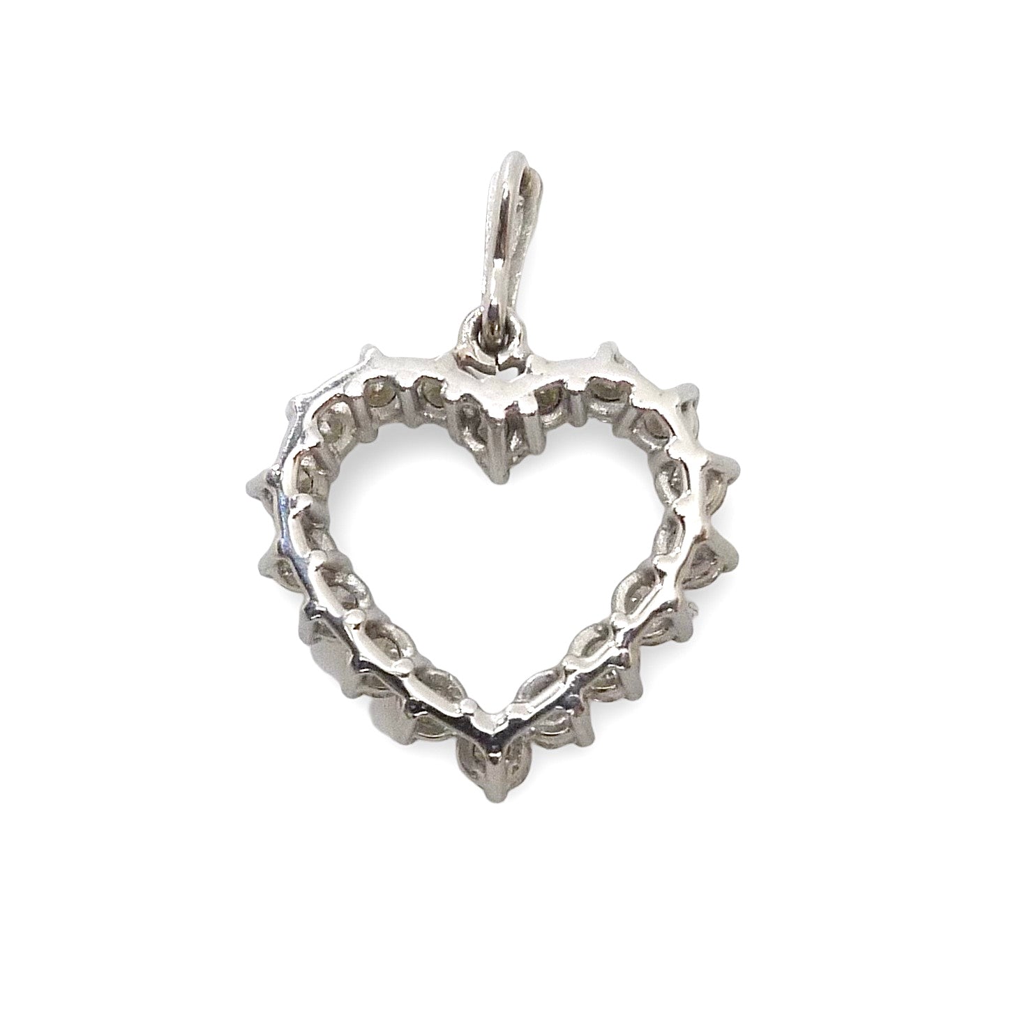 Laissez-vous séduire par ce magnifique pendentif en or blanc 18K, délicatement façonné en forme de cœur et serti de diamants scintillants pour un total de 1 ct. Un bijou raffiné et intemporel, parfait pour exprimer vos sentiments avec élégance. Idéal en cadeau ou pour sublimer votre collection de bijoux avec une touche de lumière et de raffinement. 