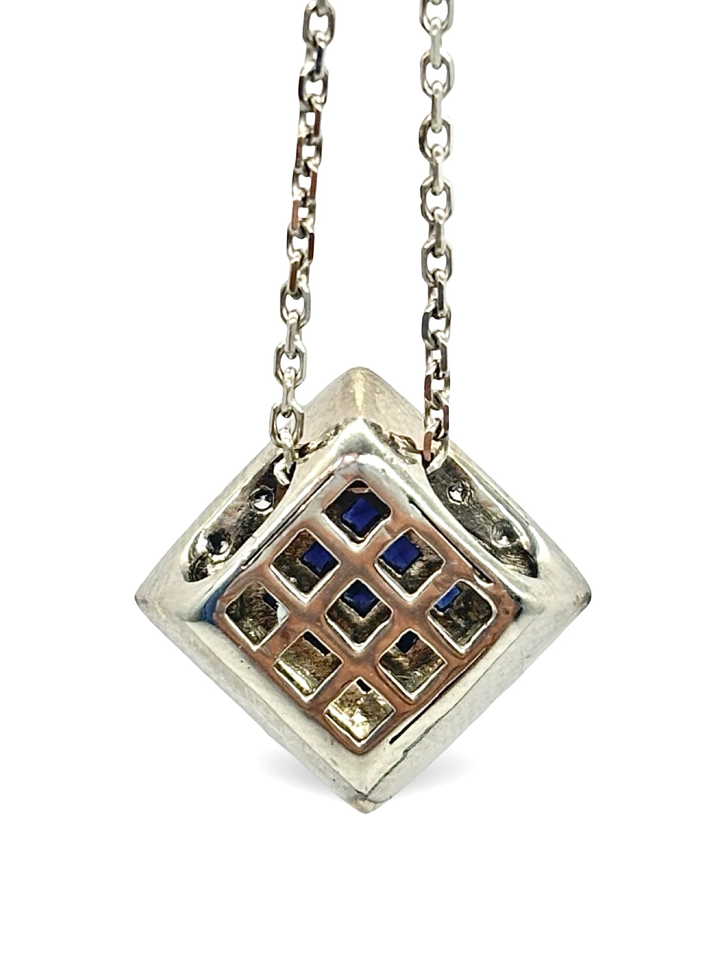 Collier en or blanc 18 carats sublimé par des saphirs totalisant 0,45 carat et des diamants de 0,20 carat. L’intensité du bleu des saphirs se marie harmonieusement à l’éclat des diamants pour créer un bijou élégant et raffiné. Ce collier de joaillerie au design intemporel apporte une touche de sophistication et de lumière à toutes les occasions.
