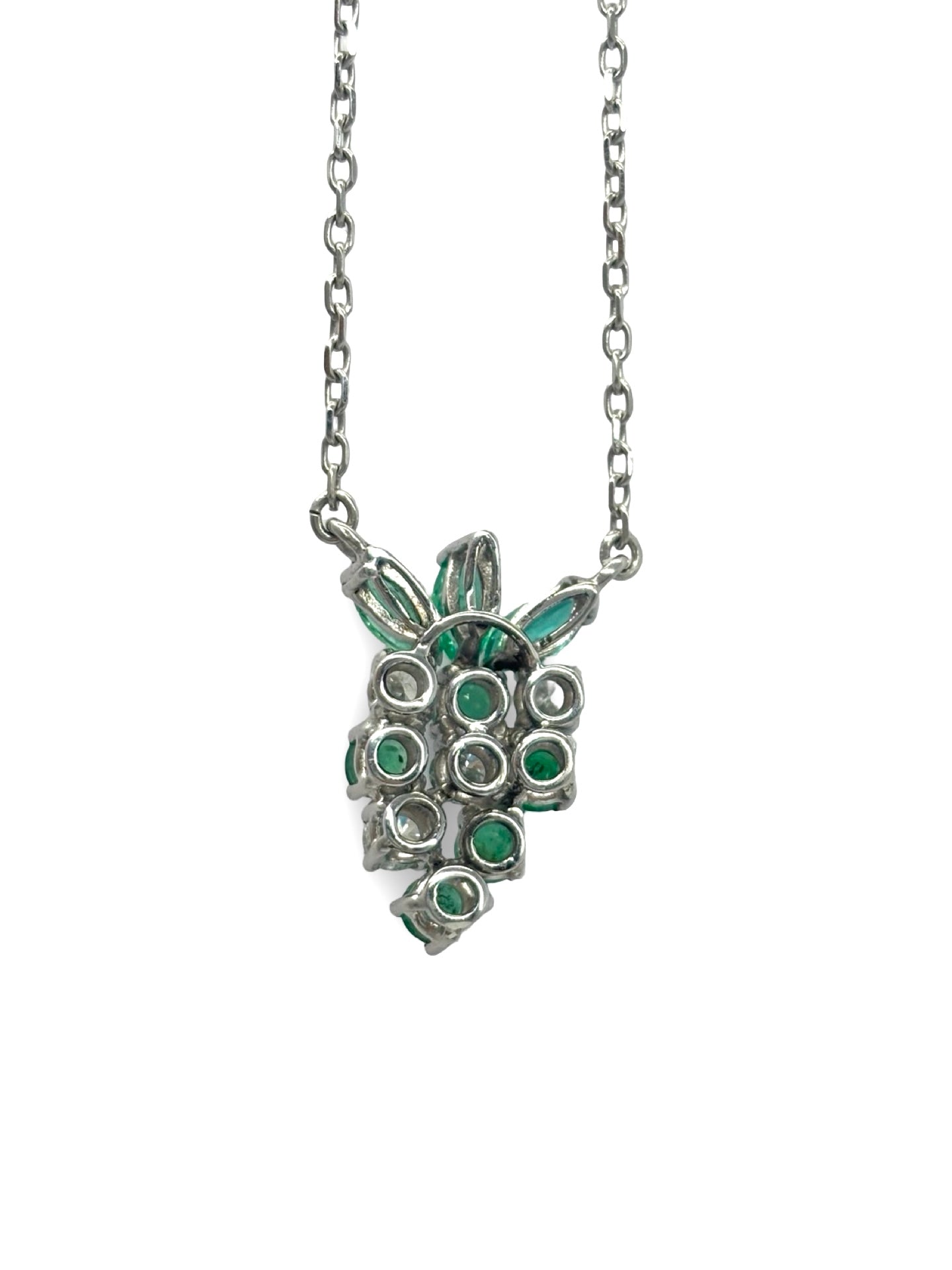 Collier en or blanc 18 carats serti d’émeraudes pour un poids total de 0,50 carat et de diamants totalisant 0,40 carat. Ce bijou précieux séduit par l’intensité du vert des émeraudes, sublimé par l’éclat des diamants. Son design élégant et intemporel en fait un collier idéal à porter au quotidien ou lors d’occasions spéciales. Il apporte une touche de raffinement et s’associe facilement à d’autres bijoux en or blanc.
