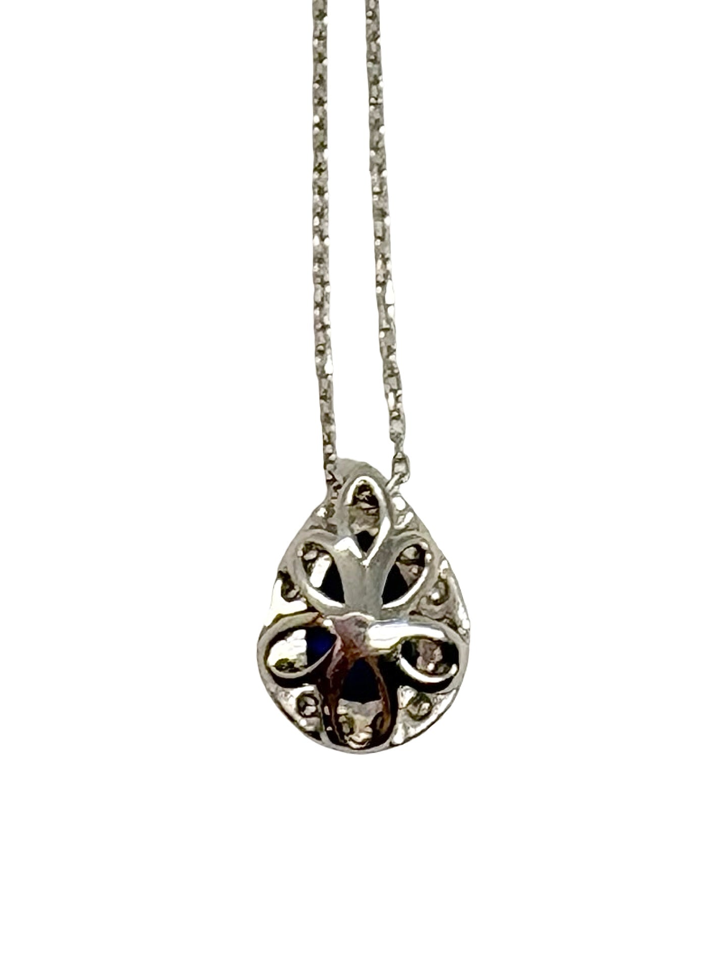 Collier en or blanc 18K mettant en valeur un superbe saphir naturel de 0,64 carat, sublimé par des diamants totalisant 0,15 carat. Ce bijou raffiné allie l'éclat de l'or blanc à l'intensité du saphir et à la brillance des diamants pour un style élégant et intemporel. Idéal comme cadeau d'exception ou pour une occasion spéciale, ce collier en saphir et diamants apporte une touche de sophistication à toutes les tenues.