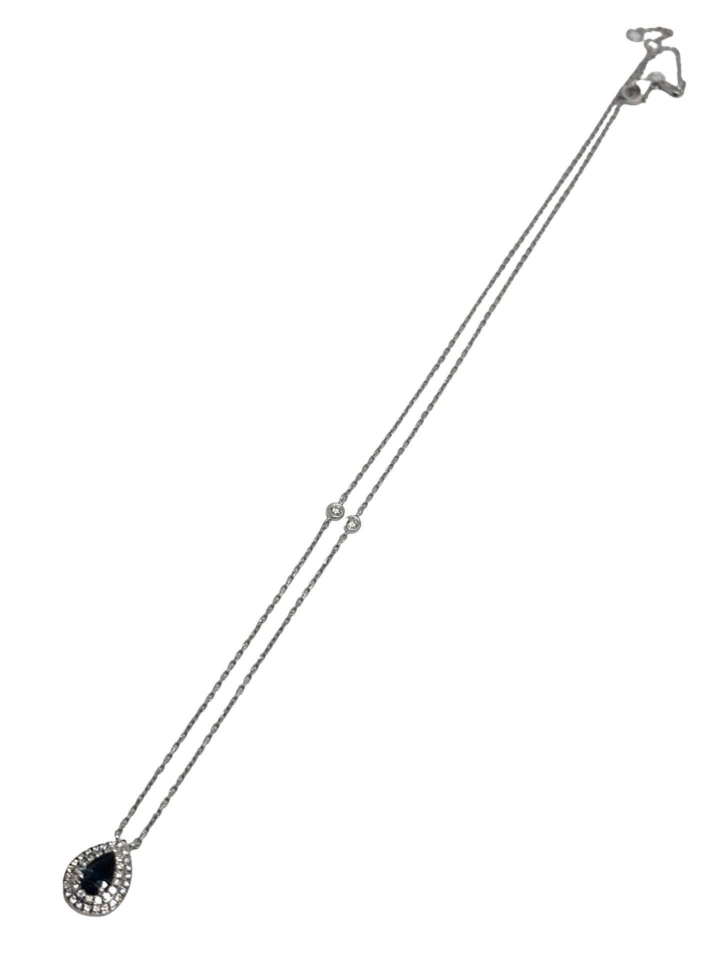 Collier en or blanc composé d’un pendentif serti d’un saphir bleu central entouré de diamants taille brillant totalisant 0,70 carat. Bijou élégant avec chaîne fine en or blanc mettant en valeur la couleur intense du saphir et l’éclat des diamants. Détail du sertissage et finitions précieuses, pendentif raffiné idéal pour bijou de luxe ou occasion spéciale.