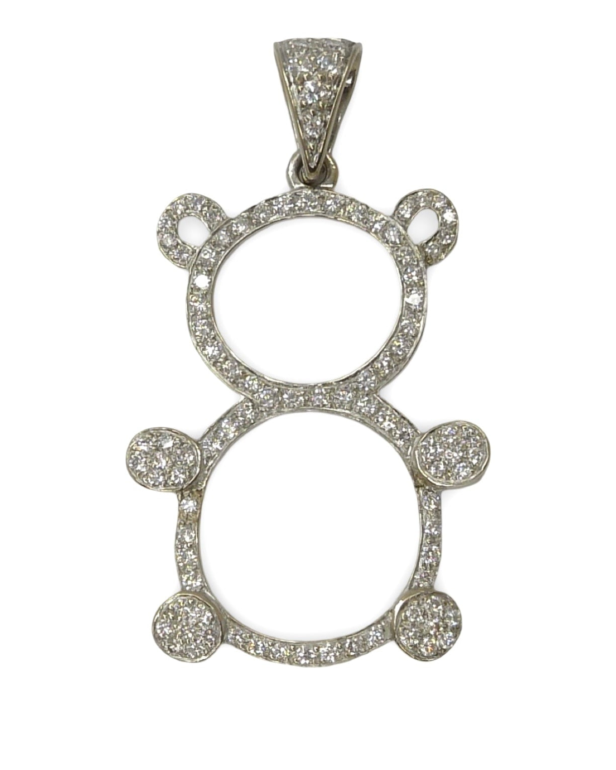 Craquez pour ce charmant pendentif en or blanc, délicatement façonné en forme d’ourson et entièrement serti de diamants scintillants totalisant 1 ct. Un bijou tendre et élégant qui allie douceur et éclat, idéal à offrir ou à s’offrir pour ajouter une touche d’originalité et de lumière à votre collection de bijoux précieux.