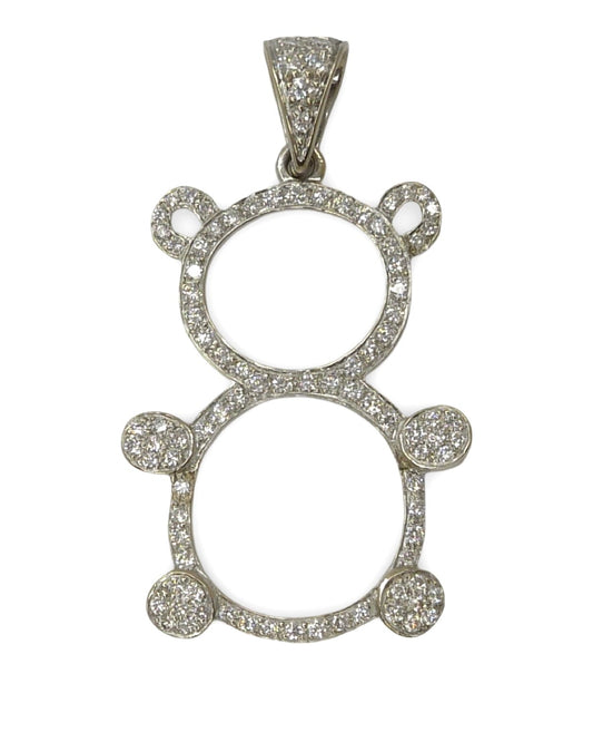 Craquez pour ce charmant pendentif en or blanc, délicatement façonné en forme d’ourson et entièrement serti de diamants scintillants totalisant 1 ct. Un bijou tendre et élégant qui allie douceur et éclat, idéal à offrir ou à s’offrir pour ajouter une touche d’originalité et de lumière à votre collection de bijoux précieux.