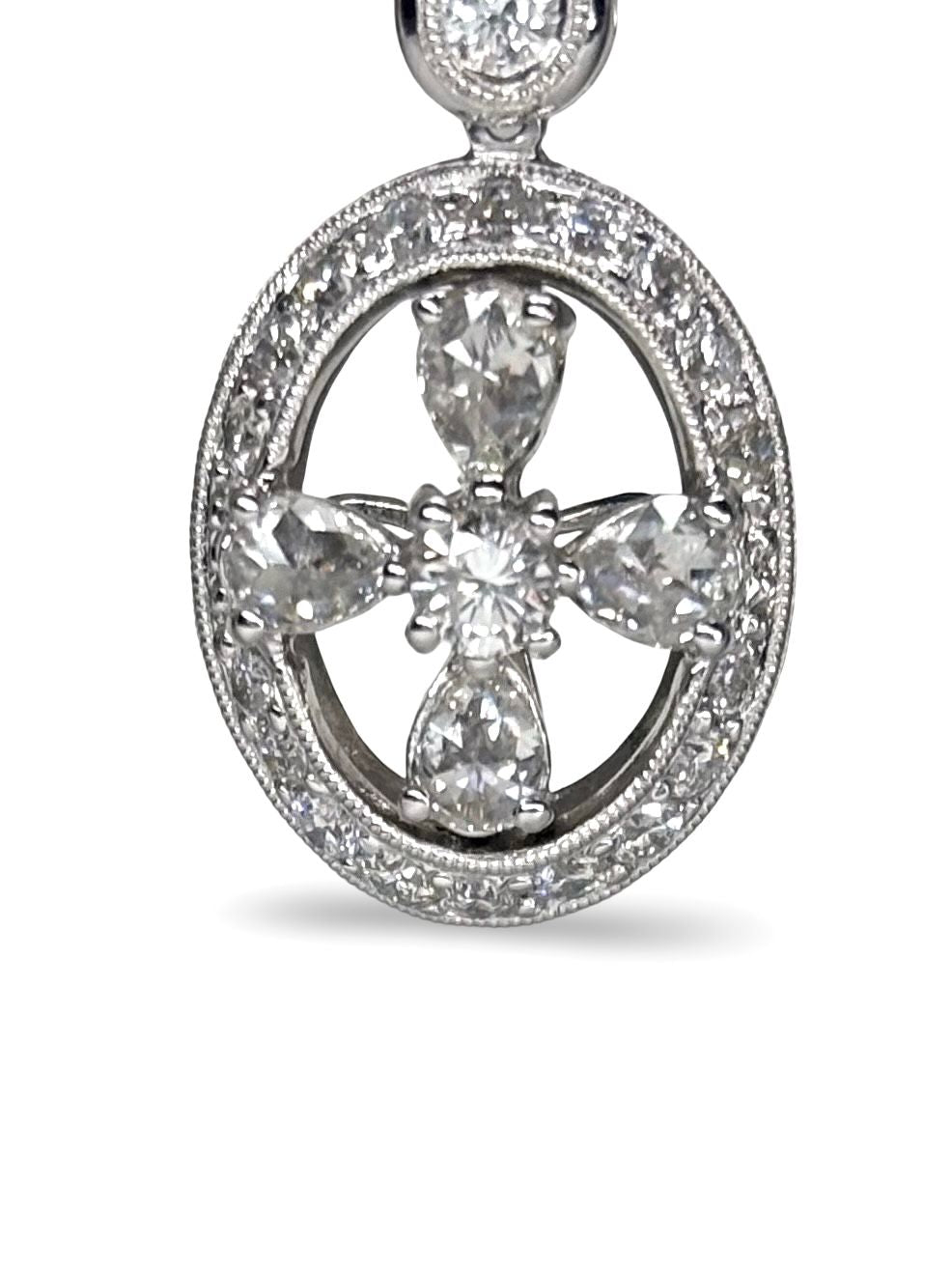 Élégant pendentif en or blanc 18 carats serti de diamants totalisant 1 carat. Ce bijou raffiné capte la lumière à chaque mouvement et sublime le port de tête avec éclat. Idéal pour un cadeau précieux ou une touche de luxe au quotidien. 