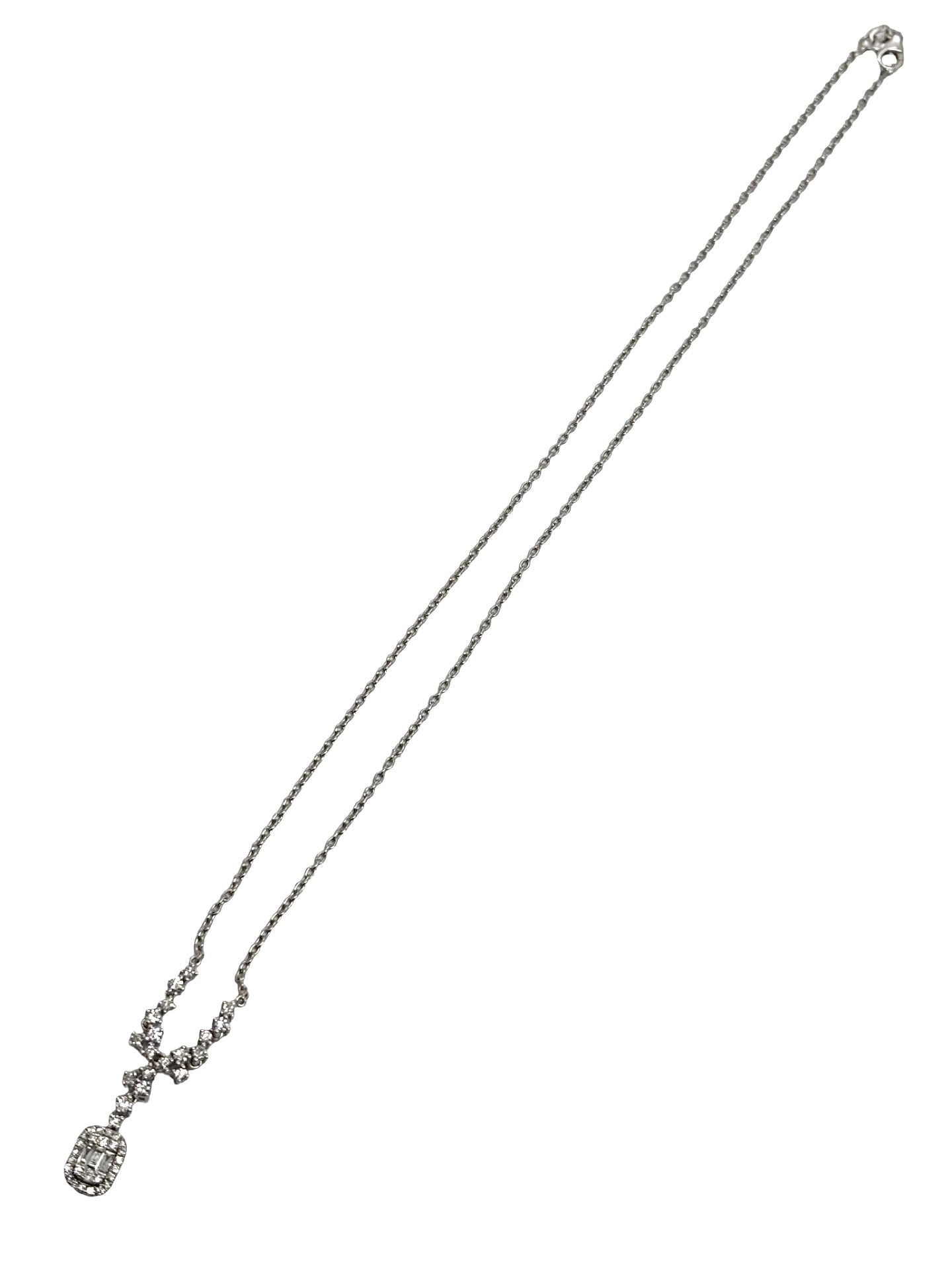 Collier en or blanc 18 carats serti de diamants pour un poids total de 0,70 carat, composé d’un pendentif élégant et lumineux. Ce bijou raffiné se distingue par l’éclat de ses diamants et la brillance de l’or blanc. Idéal pour une tenue élégante, un cadeau précieux ou une occasion spéciale, ce collier diamant incarne le luxe, la féminité et l’intemporalité de la haute joaillerie.