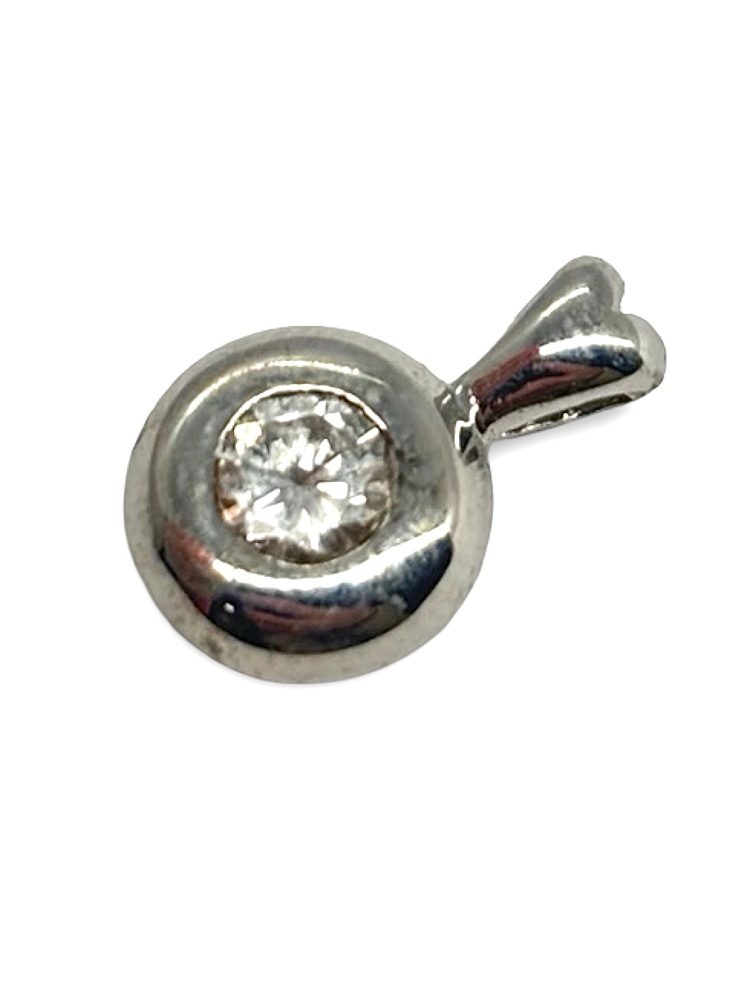 Pendentif en or blanc 18 carats orné d’un diamant naturel de 0,35 carat. Bijou raffiné au design élégant, mettant en valeur l’éclat et la pureté du diamant grâce à un sertissage délicat. Idéal à porter au quotidien ou pour une occasion spéciale, ce pendentif intemporel apporte une touche de lumière et de sophistication à toutes les tenues.