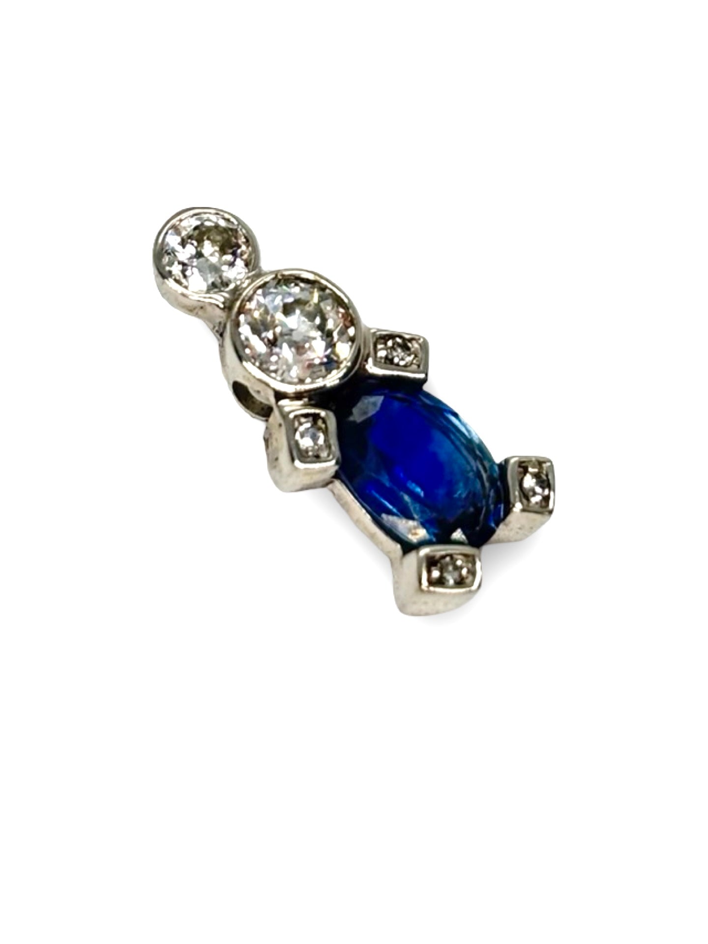 Élégant pendentif en or blanc serti d’un saphir bleu de 1 carat, sublimé par des diamants étincelants pour un total de 0,45 carat. Une pièce raffinée et intemporelle, idéale pour offrir ou compléter une collection de bijoux de luxe. Symbole d’élégance et de rareté, ce pendentif incarne le savoir-faire joaillier français