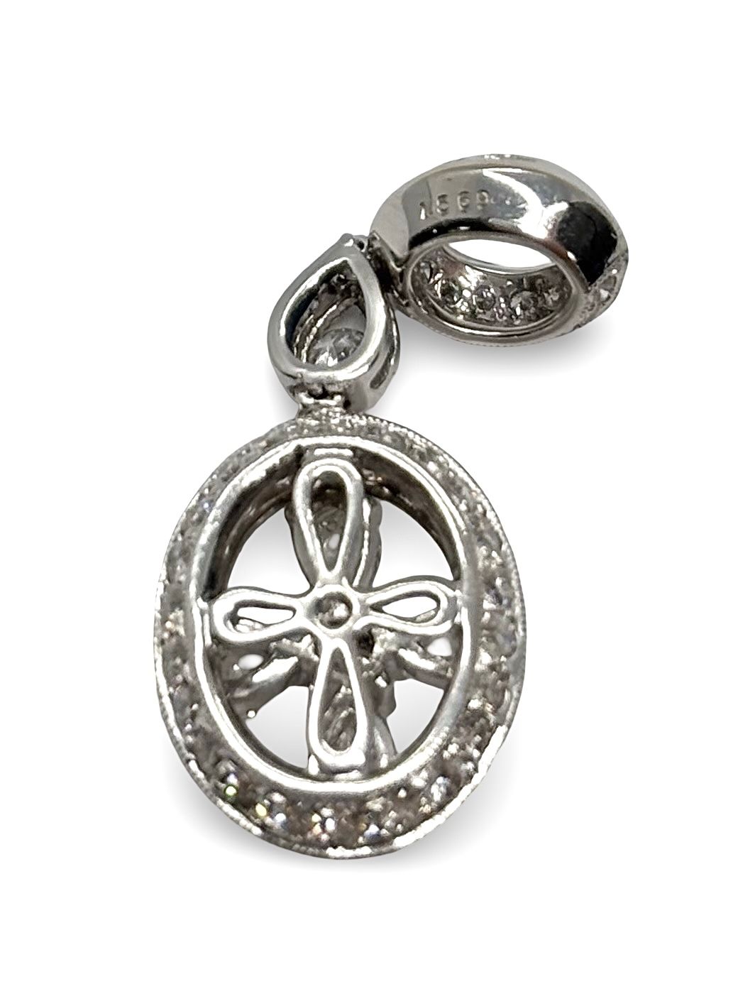 Élégant pendentif en or blanc 18 carats serti de diamants totalisant 1 carat. Ce bijou raffiné capte la lumière à chaque mouvement et sublime le port de tête avec éclat. Idéal pour un cadeau précieux ou une touche de luxe au quotidien. 