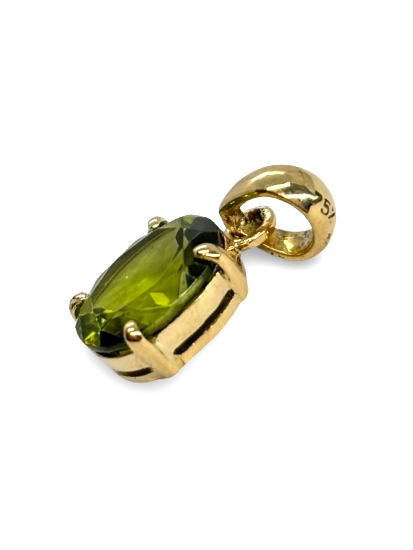 Pendentif en or jaune 18 carats serti d’un péridot de 3 carats, ce bijou lumineux séduit par sa teinte verte éclatante et son élégance intemporelle. Idéal pour sublimer une tenue au quotidien ou lors d’une occasion spéciale, ce pendentif raffiné associe la chaleur de l’or jaune à la fraîcheur naturelle du péridot pour un rendu précieux, chic et délicat.