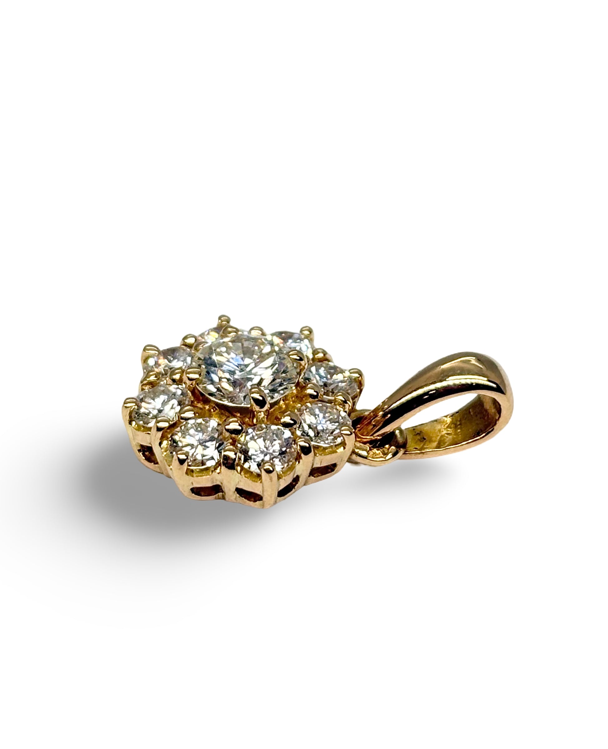 Pendentif en or jaune 18 carats (750/1000) serti de diamants totalisant 1,60 ct, alliant élégance et raffinement. Ce bijou de luxe illumine le décolleté grâce à l'éclat exceptionnel de ses diamants et à la chaleur de l'or jaune. Idéal pour un cadeau d'exception ou pour sublimer une tenue au quotidien comme lors des grandes occasions, ce pendentif en diamant incarne un style intemporel et un savoir-faire joaillier d'excellence.