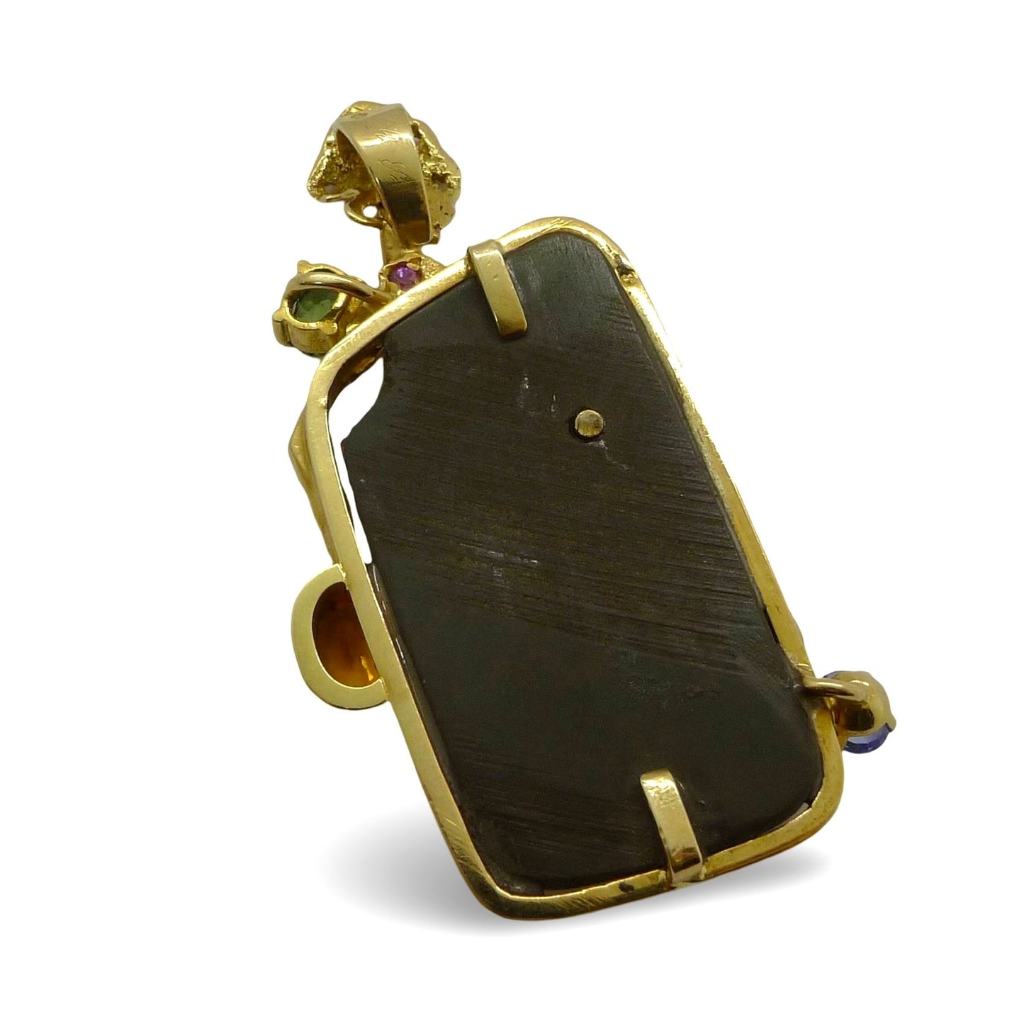 Apportez une touche d’élégance à votre collection avec ce pendentif en or jaune signé Roland Schad, sublimé par de délicates pierres fines. Cette création unique allie savoir-faire artisanal et raffinement, offrant un bijou intemporel et raffiné. Idéal pour sublimer toutes vos tenues avec une touche précieuse et distinctive.