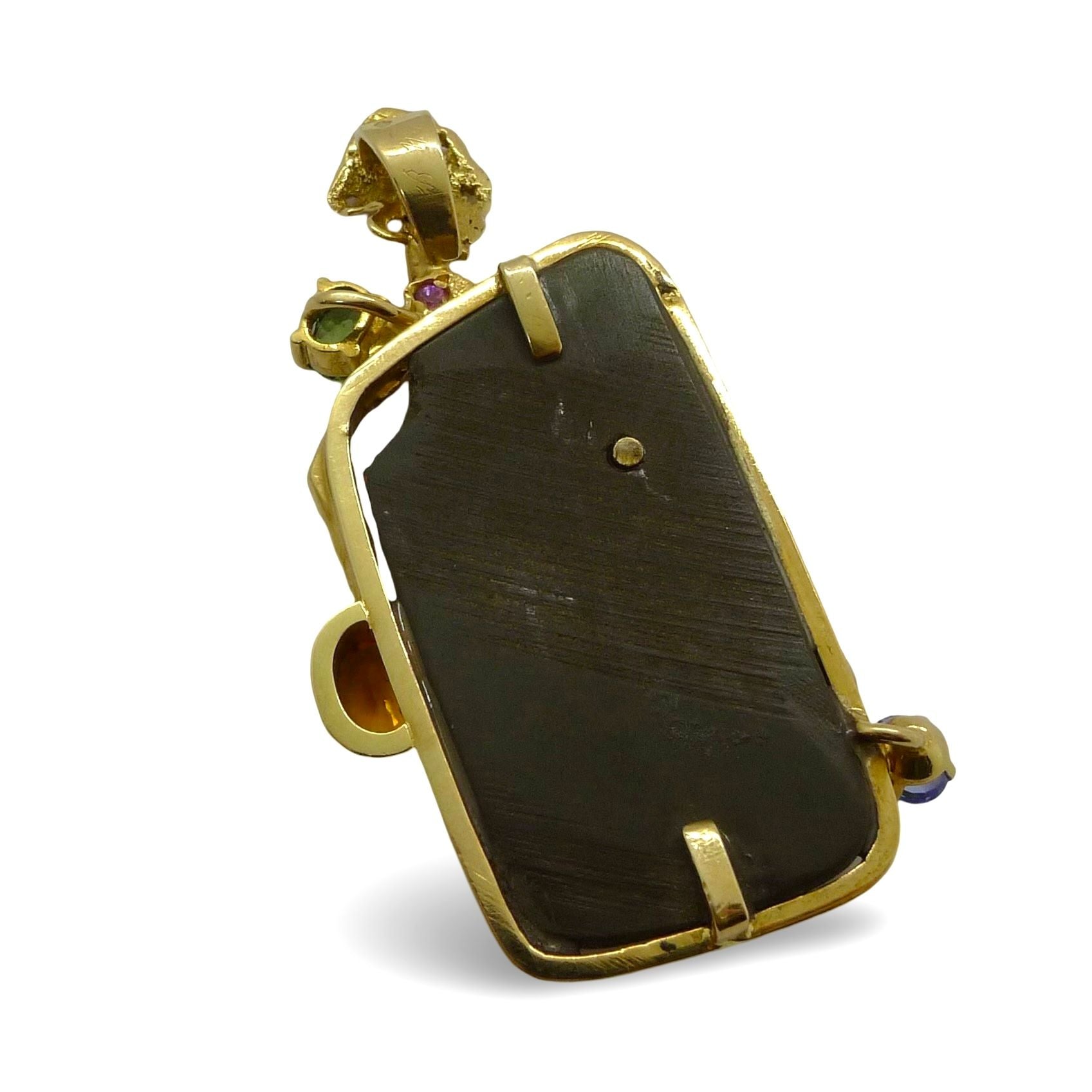 Apportez une touche d’élégance à votre collection avec ce pendentif en or jaune signé Roland Schad, sublimé par de délicates pierres fines. Cette création unique allie savoir-faire artisanal et raffinement, offrant un bijou intemporel et raffiné. Idéal pour sublimer toutes vos tenues avec une touche précieuse et distinctive.