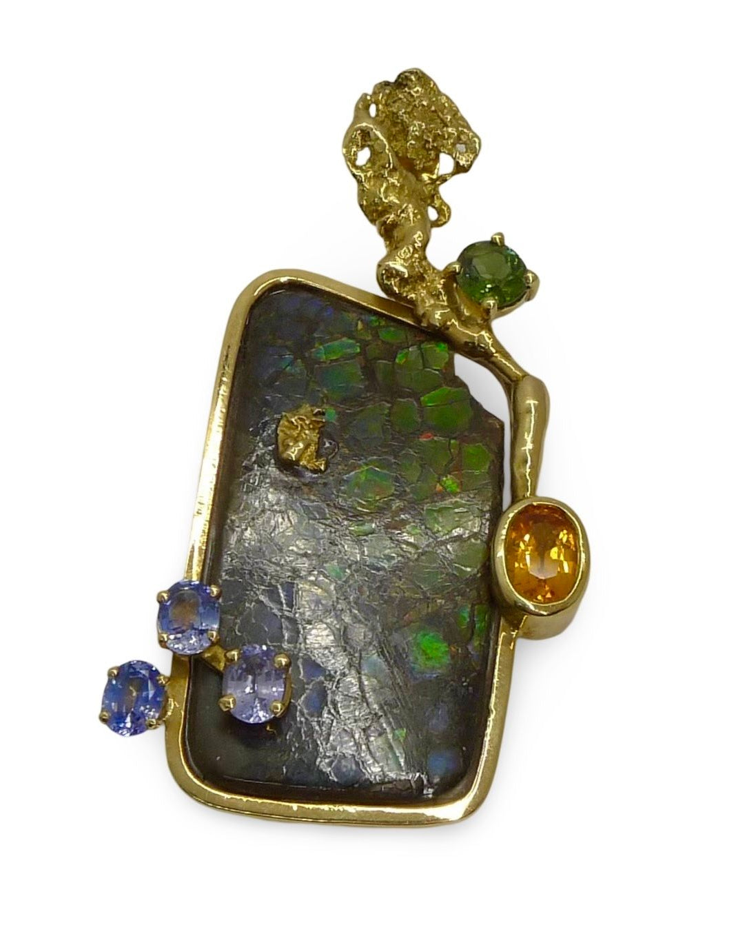 Apportez une touche d’élégance à votre collection avec ce pendentif en or jaune signé Roland Schad, sublimé par de délicates pierres fines. Cette création unique allie savoir-faire artisanal et raffinement, offrant un bijou intemporel et raffiné. Idéal pour sublimer toutes vos tenues avec une touche précieuse et distinctive.