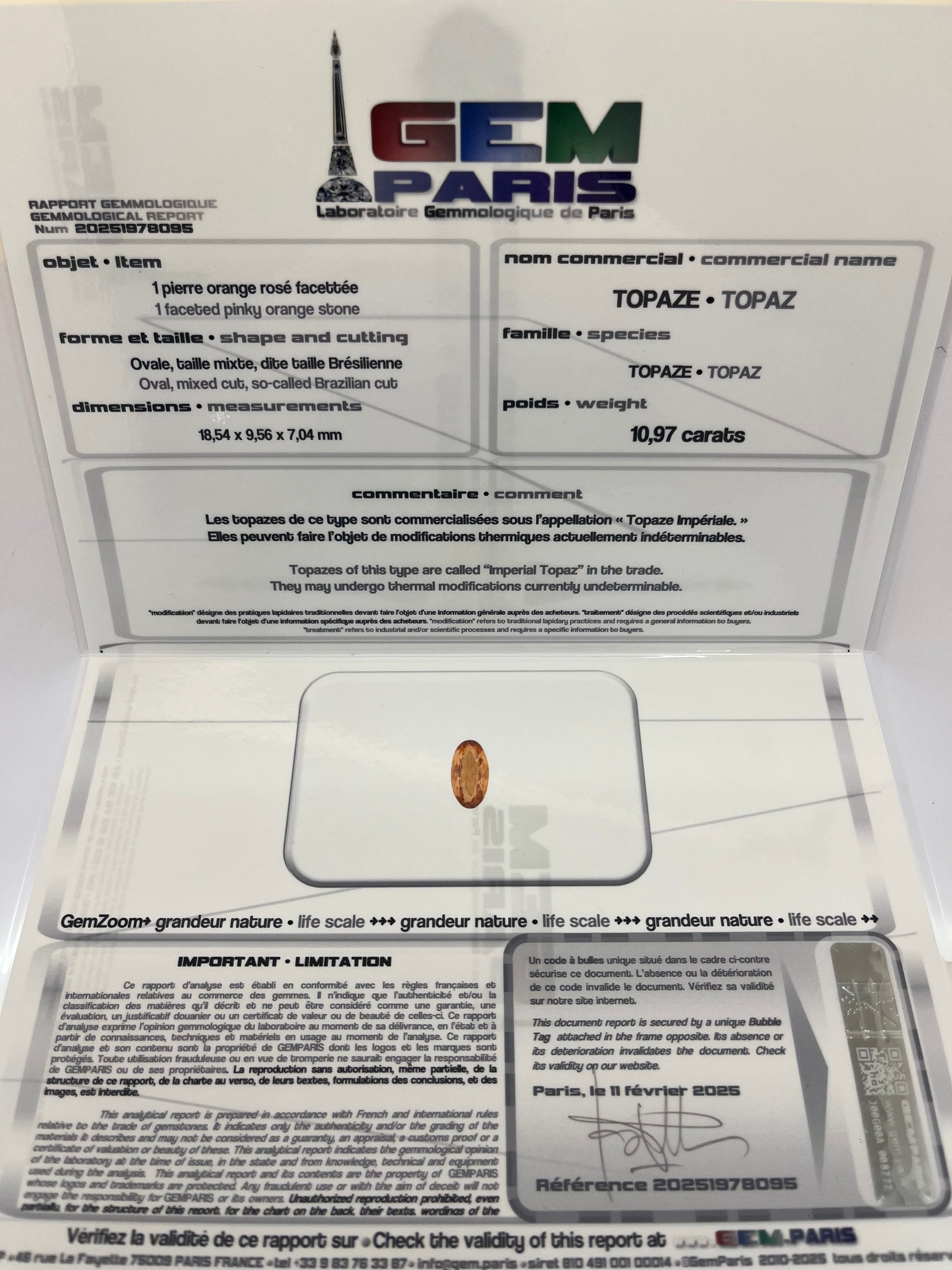 Laissez-vous charmer par ce somptueux pendentif en or, mettant en lumière une Topaze Impériale d’exception, accompagnée de diamants scintillants. Ce bijou raffiné séduit par la chaleur de sa pierre précieuse et la délicatesse de son sertissage. Une pièce unique, idéale pour sublimer une tenue élégante, livrée avec son certificat gemmologique attestant de l’authenticité et de la qualité des gemmes.