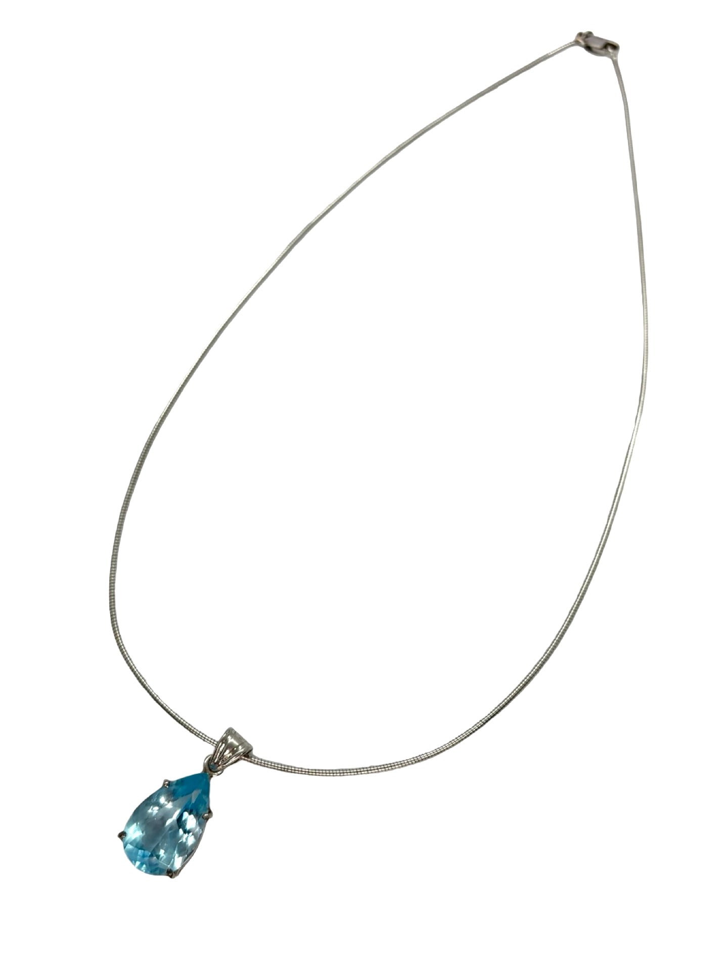 Collier en platine 950 orné d’une topaze de 5 carats, pierre lumineuse aux reflets bleutés. Ce bijou élégant se distingue par son métal précieux et sa gemme éclatante, idéale pour sublimer une tenue chic. Parfait pour mettre en valeur la beauté naturelle de la topaze et la finesse du platine dans un style intemporel.