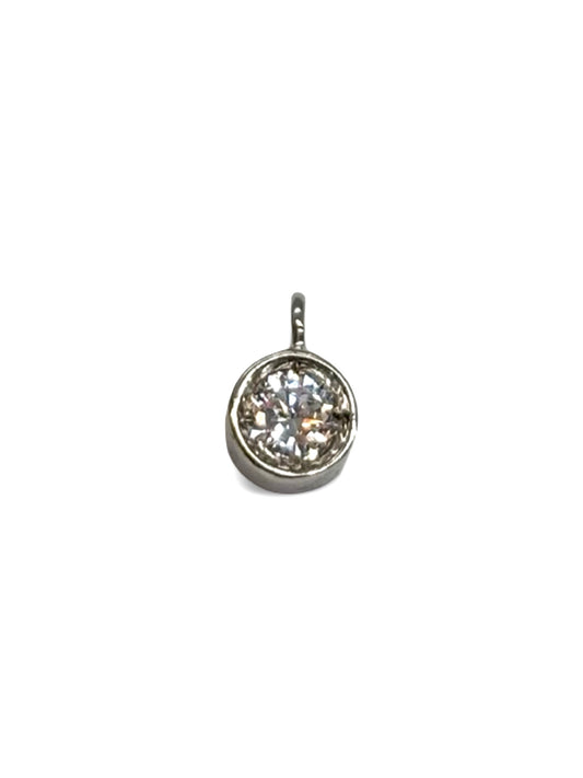Pendentif en or blanc 18 carats serti d’un diamant de 0,35 carat, ce bijou élégant séduit par son éclat raffiné et son design intemporel. La brillance du diamant met en valeur la pureté lumineuse de l’or blanc pour un rendu délicat et sophistiqué. Idéal à offrir ou à porter au quotidien, ce pendentif précieux apporte une touche de luxe discret à toutes les tenues.