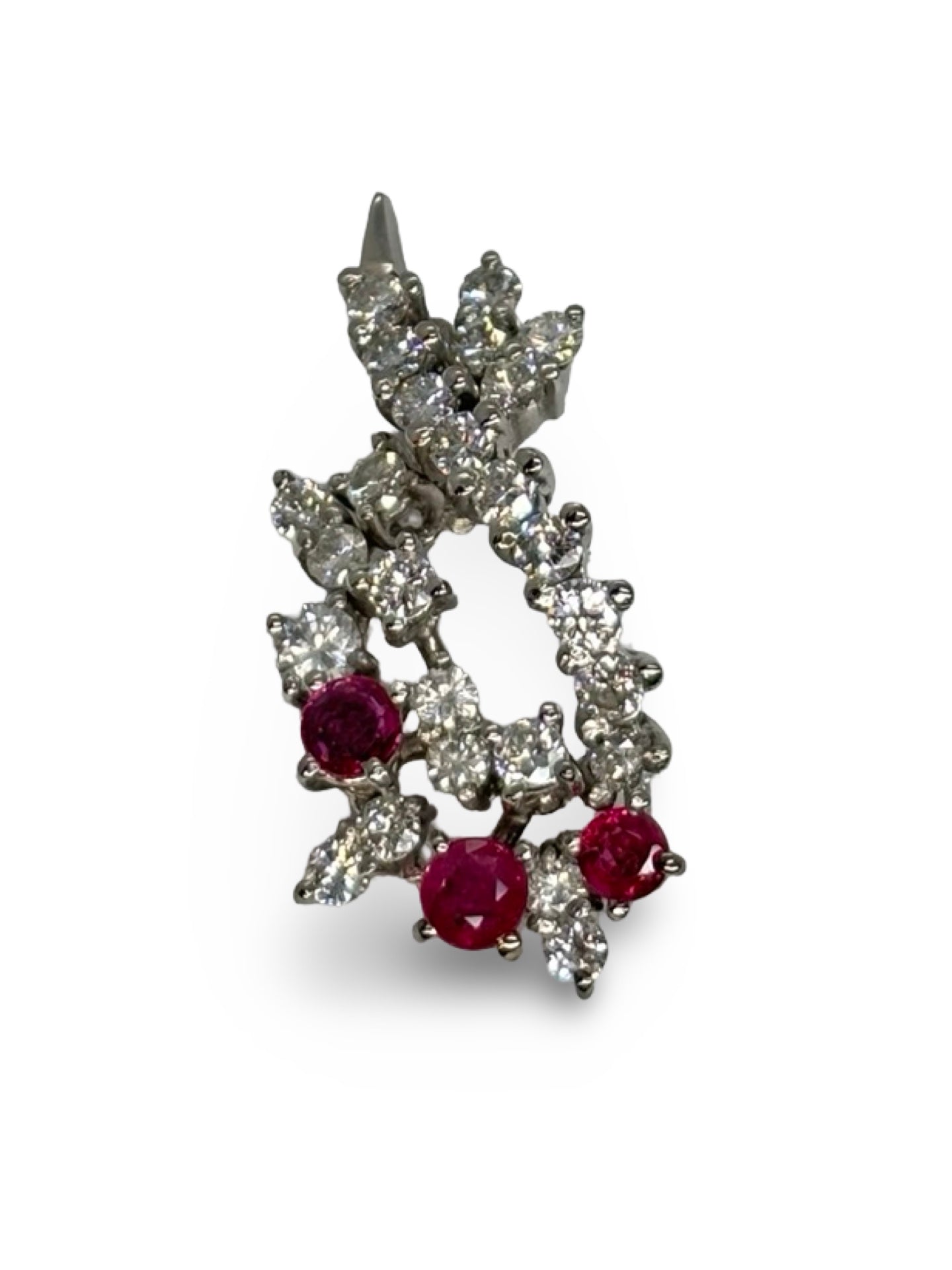 Pendentif en or blanc 18K orné de rubis totalisant 0,25 ct et de diamants de 1,2 ct. Élégant et raffiné, il associe la chaleur rouge des rubis à l’éclat lumineux des diamants. Ce bijou délicat et intemporel sublime toutes les tenues et constitue une pièce précieuse idéale pour offrir ou compléter une collection de joaillerie fine.