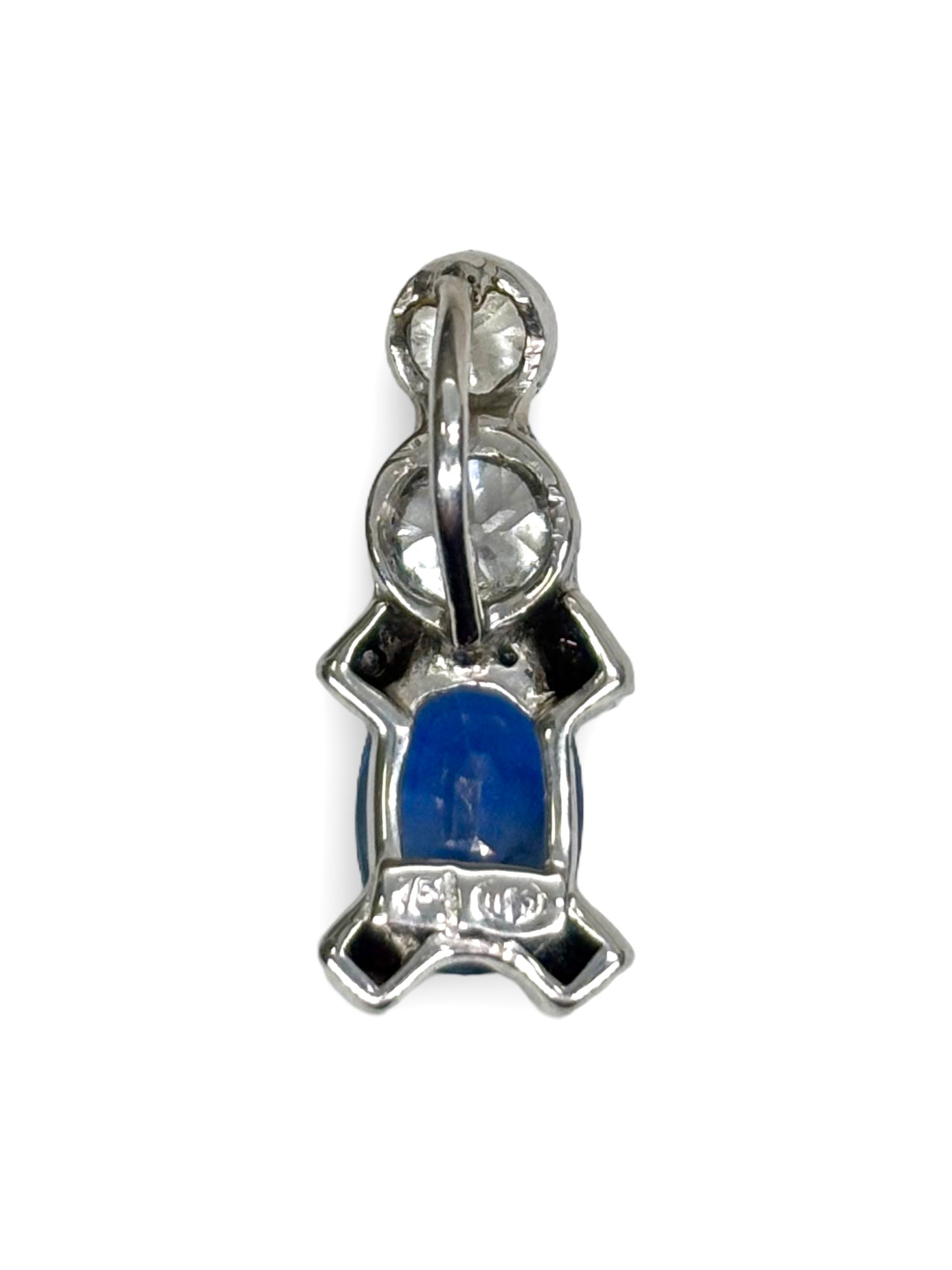 Élégant pendentif en or blanc serti d’un saphir bleu de 1 carat, sublimé par des diamants étincelants pour un total de 0,45 carat. Une pièce raffinée et intemporelle, idéale pour offrir ou compléter une collection de bijoux de luxe. Symbole d’élégance et de rareté, ce pendentif incarne le savoir-faire joaillier français