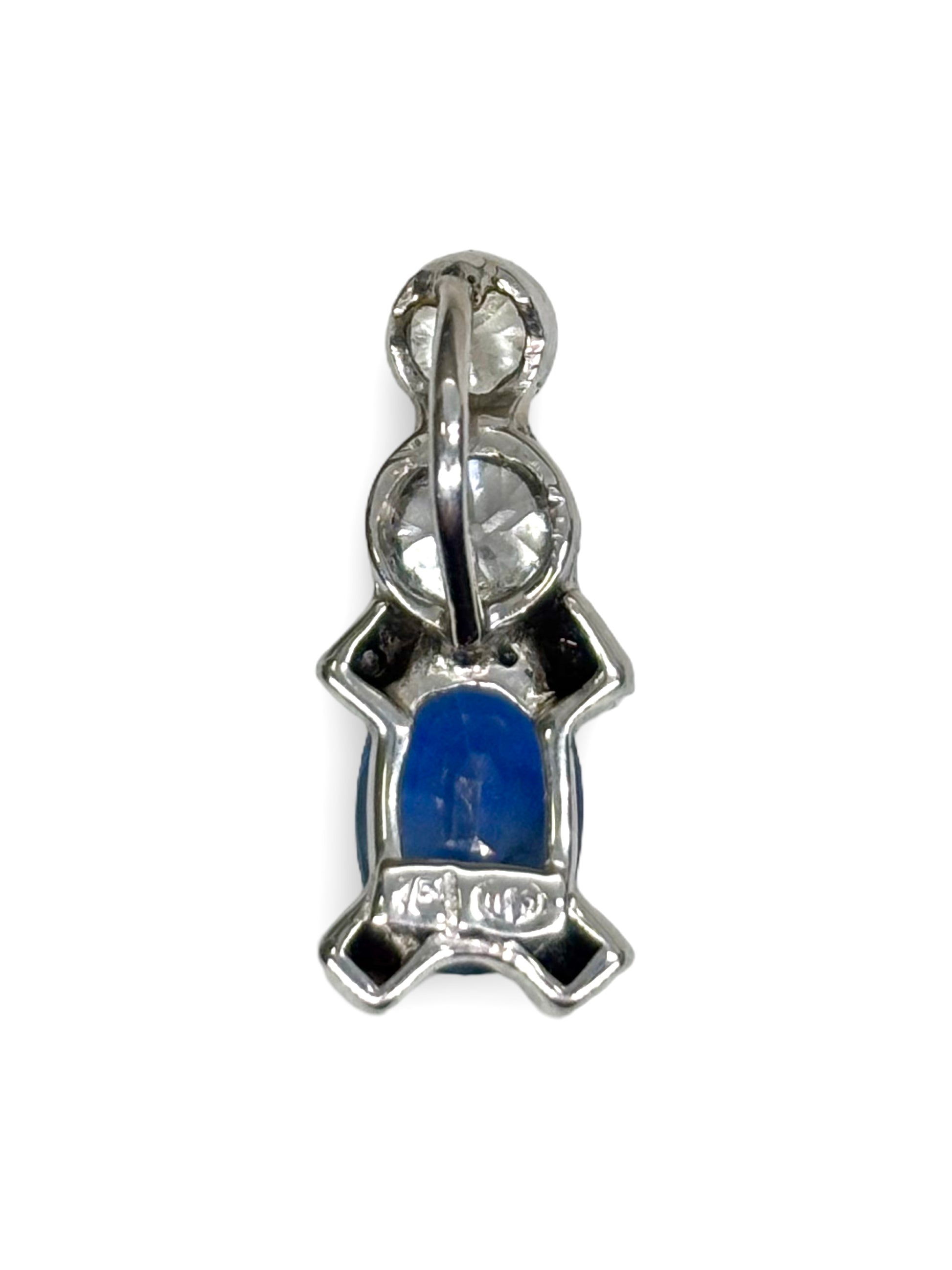 Élégant pendentif en or blanc serti d’un saphir bleu de 1 carat, sublimé par des diamants étincelants pour un total de 0,45 carat. Une pièce raffinée et intemporelle, idéale pour offrir ou compléter une collection de bijoux de luxe. Symbole d’élégance et de rareté, ce pendentif incarne le savoir-faire joaillier français
