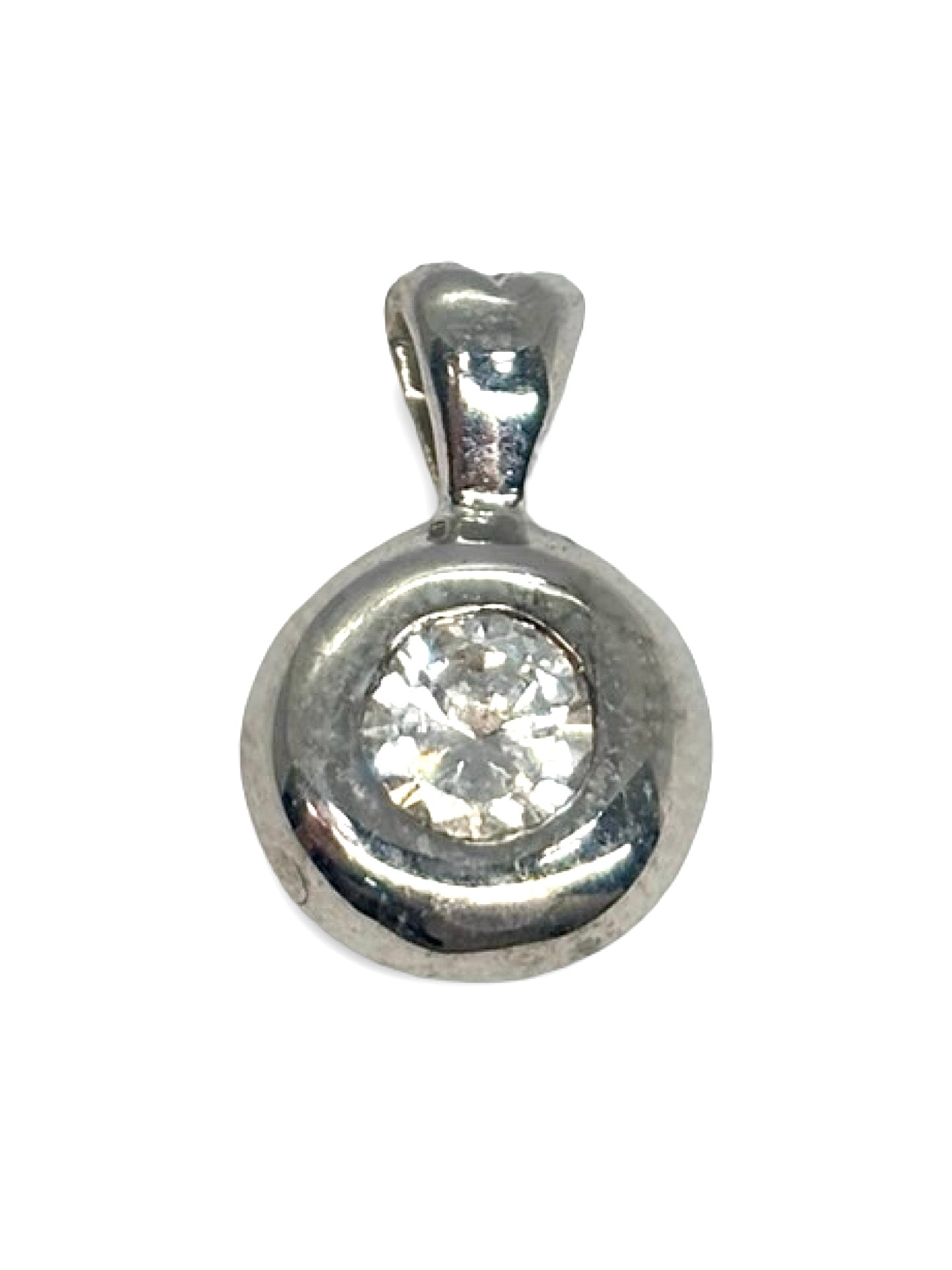 Pendentif en or blanc 18 carats orné d’un diamant naturel de 0,35 carat. Bijou raffiné au design élégant, mettant en valeur l’éclat et la pureté du diamant grâce à un sertissage délicat. Idéal à porter au quotidien ou pour une occasion spéciale, ce pendentif intemporel apporte une touche de lumière et de sophistication à toutes les tenues.