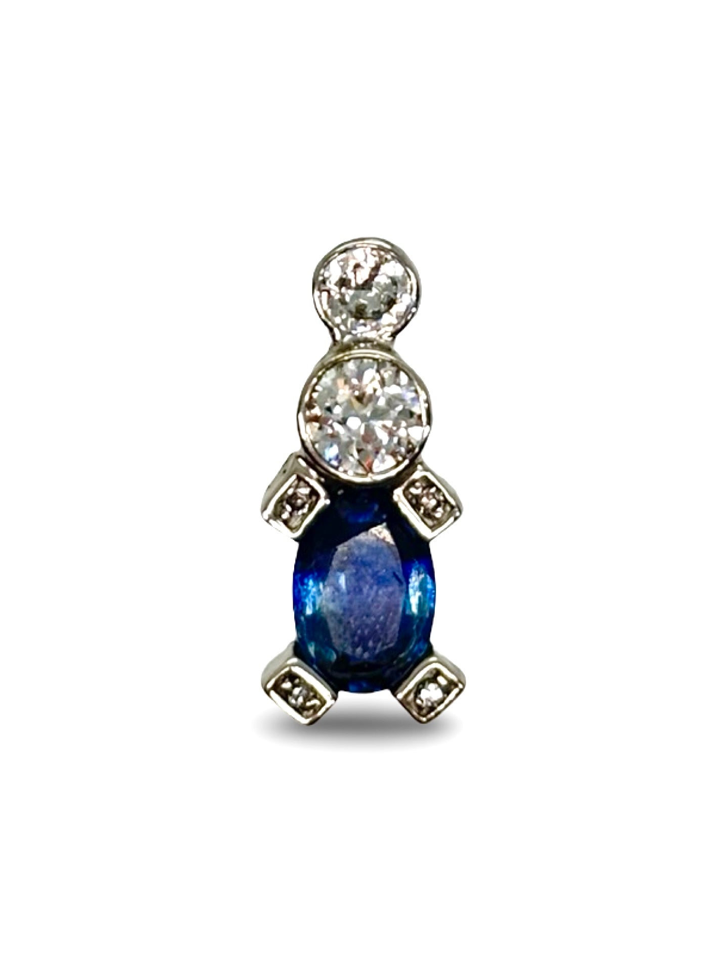 Élégant pendentif en or blanc serti d’un saphir bleu de 1 carat, sublimé par des diamants étincelants pour un total de 0,45 carat. Une pièce raffinée et intemporelle, idéale pour offrir ou compléter une collection de bijoux de luxe. Symbole d’élégance et de rareté, ce pendentif incarne le savoir-faire joaillier français