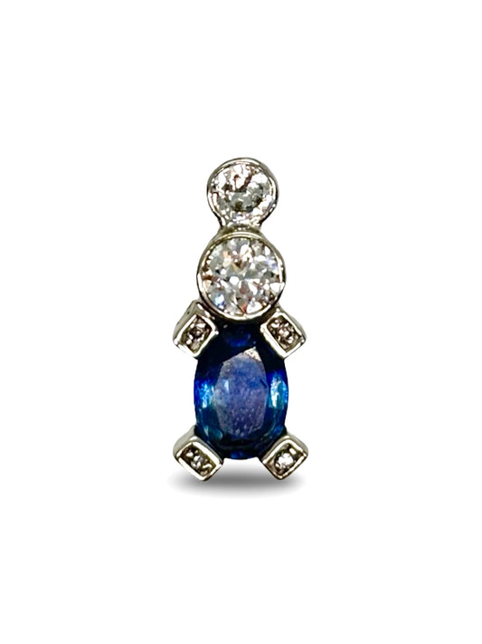 Élégant pendentif en or blanc serti d’un saphir bleu de 1 carat, sublimé par des diamants étincelants pour un total de 0,45 carat. Une pièce raffinée et intemporelle, idéale pour offrir ou compléter une collection de bijoux de luxe. Symbole d’élégance et de rareté, ce pendentif incarne le savoir-faire joaillier français
