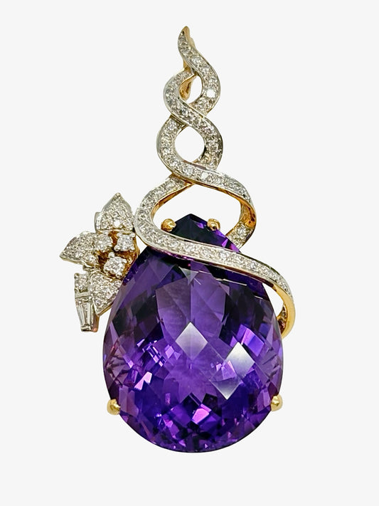 Pendentif en or jaune 18K orné d’une améthyste et serti de diamants naturels totalisant environ 0,50 ct. Ce pendentif de joaillerie associe la chaleur de l’or jaune 18 carats aux nuances violettes de l’améthyste et à l’éclat des diamants. Son design élégant et raffiné met en valeur les pierres précieuses. Un bijou délicat et intemporel, idéal pour apporter une touche de couleur et de sophistication à une tenue.