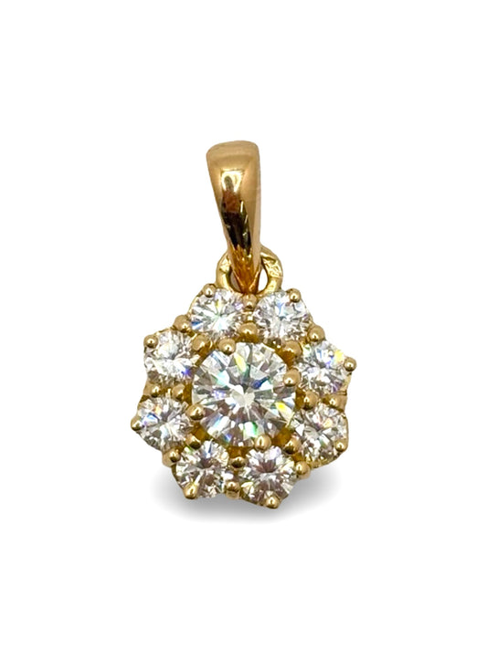 Pendentif en or jaune 18 carats (750/1000) serti de diamants totalisant 1,60 ct, alliant élégance et raffinement. Ce bijou de luxe illumine le décolleté grâce à l'éclat exceptionnel de ses diamants et à la chaleur de l'or jaune. Idéal pour un cadeau d'exception ou pour sublimer une tenue au quotidien comme lors des grandes occasions, ce pendentif en diamant incarne un style intemporel et un savoir-faire joaillier d'excellence.