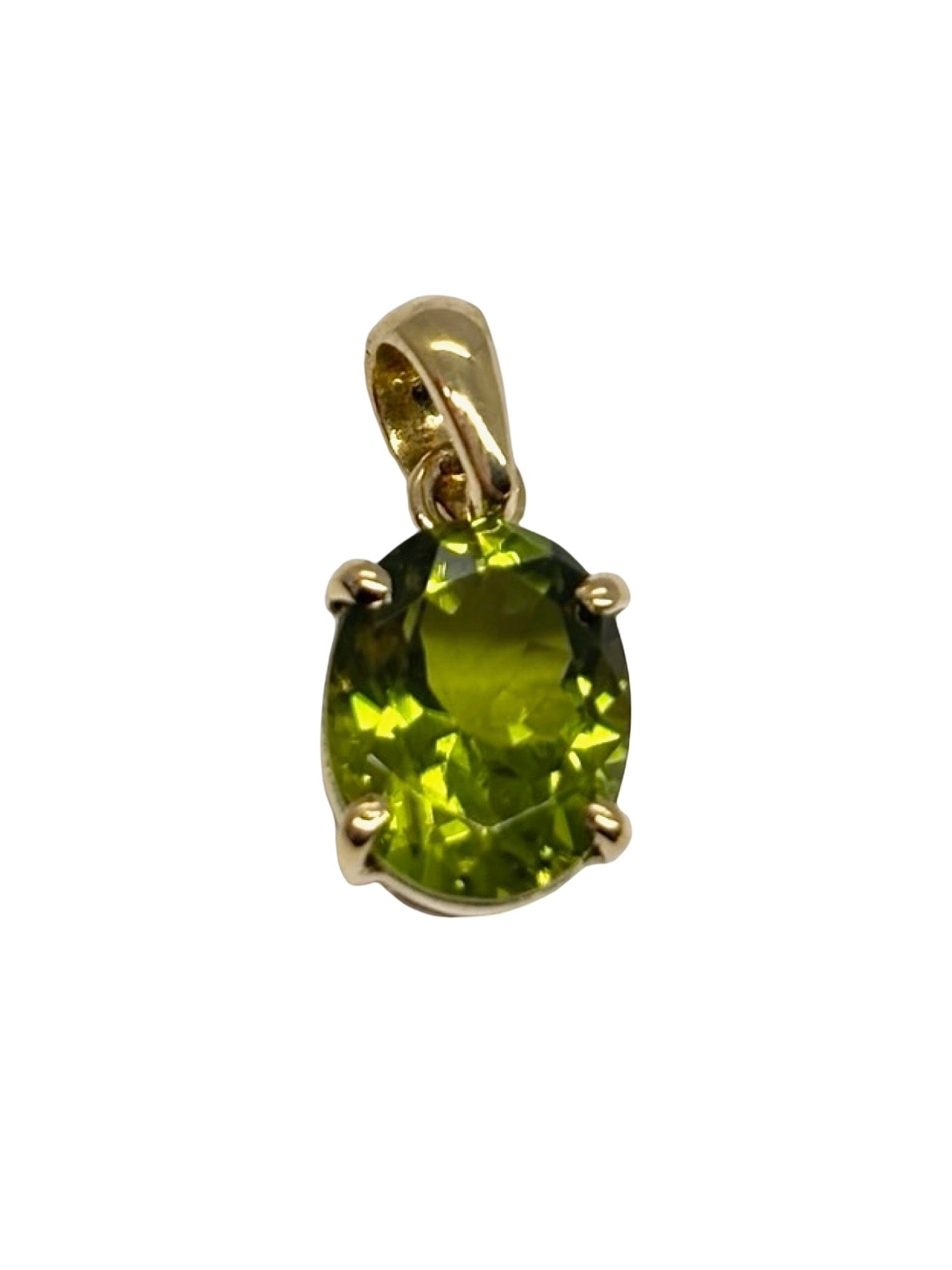 Pendentif en or jaune 18 carats serti d’un péridot de 3 carats, ce bijou lumineux séduit par sa teinte verte éclatante et son élégance intemporelle. Idéal pour sublimer une tenue au quotidien ou lors d’une occasion spéciale, ce pendentif raffiné associe la chaleur de l’or jaune à la fraîcheur naturelle du péridot pour un rendu précieux, chic et délicat.