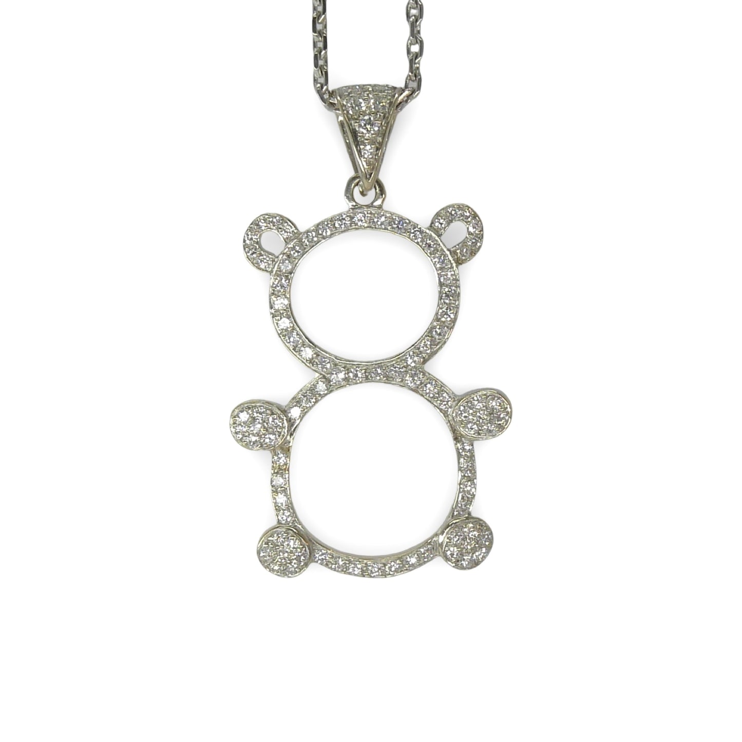 Craquez pour ce charmant pendentif en or blanc, délicatement façonné en forme d’ourson et entièrement serti de diamants scintillants totalisant 1 ct. Un bijou tendre et élégant qui allie douceur et éclat, idéal à offrir ou à s’offrir pour ajouter une touche d’originalité et de lumière à votre collection de bijoux précieux.