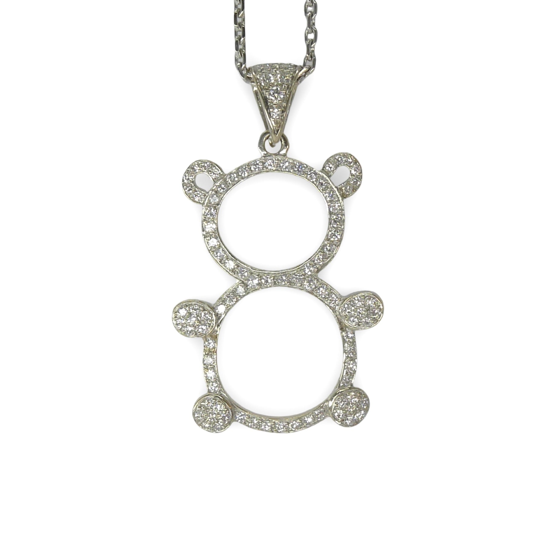 Craquez pour ce charmant pendentif en or blanc, délicatement façonné en forme d’ourson et entièrement serti de diamants scintillants totalisant 1 ct. Un bijou tendre et élégant qui allie douceur et éclat, idéal à offrir ou à s’offrir pour ajouter une touche d’originalité et de lumière à votre collection de bijoux précieux.