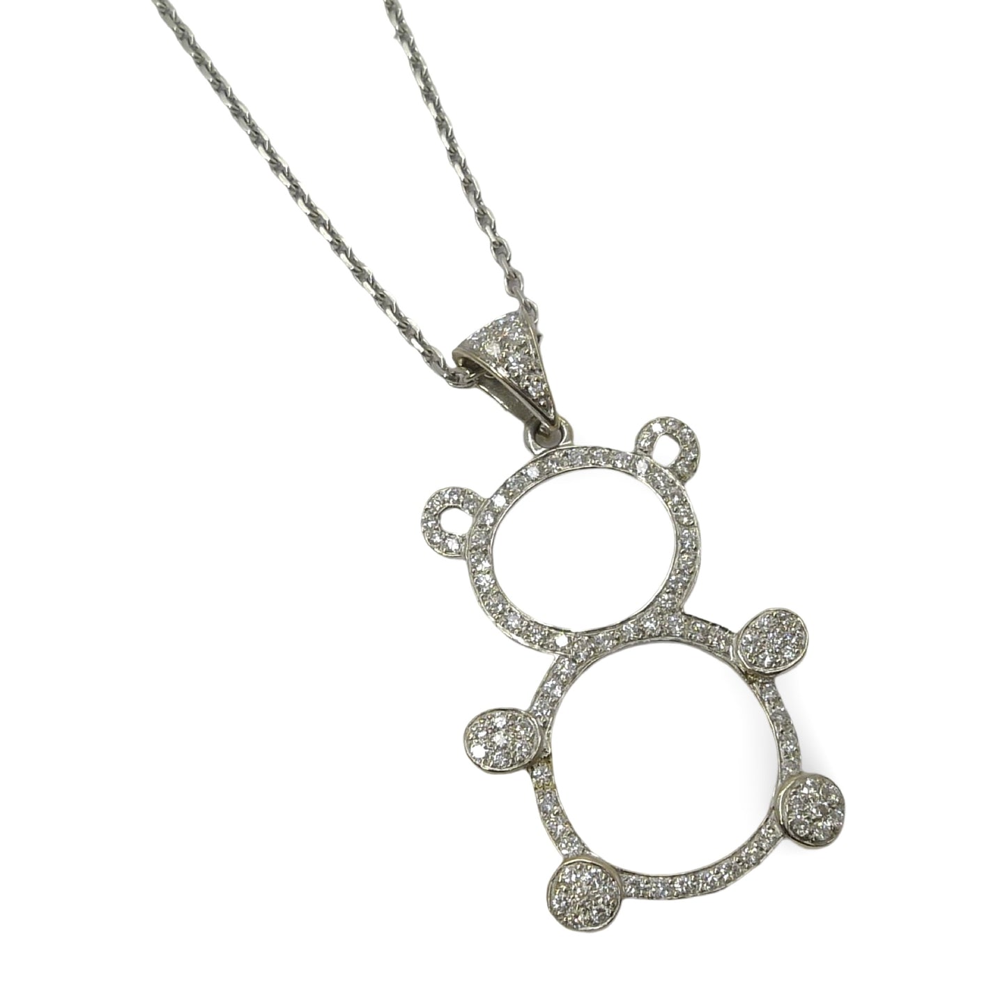 Craquez pour ce charmant pendentif en or blanc, délicatement façonné en forme d’ourson et entièrement serti de diamants scintillants totalisant 1 ct. Un bijou tendre et élégant qui allie douceur et éclat, idéal à offrir ou à s’offrir pour ajouter une touche d’originalité et de lumière à votre collection de bijoux précieux.