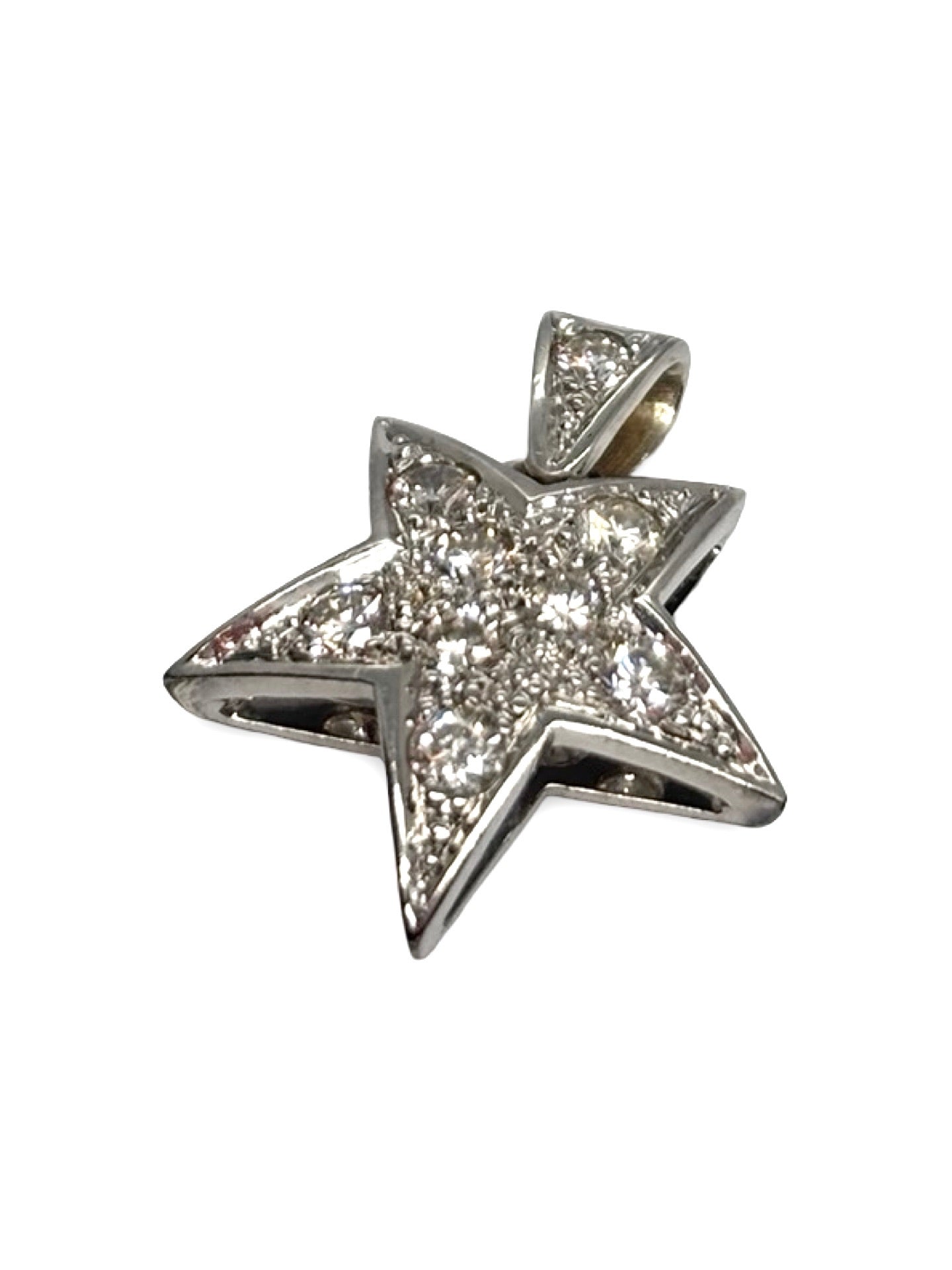 Pendentif étoile en or blanc 18K serti de diamants totalisant 0,60 carat. Bijou raffiné au design élégant et intemporel, mettant en valeur l’éclat des pierres et la pureté de l’or blanc. Une pièce lumineuse et délicate, idéale pour sublimer une tenue avec sophistication. Pendentif précieux, parfait pour un cadeau ou une collection de joaillerie élégante et discrète.
