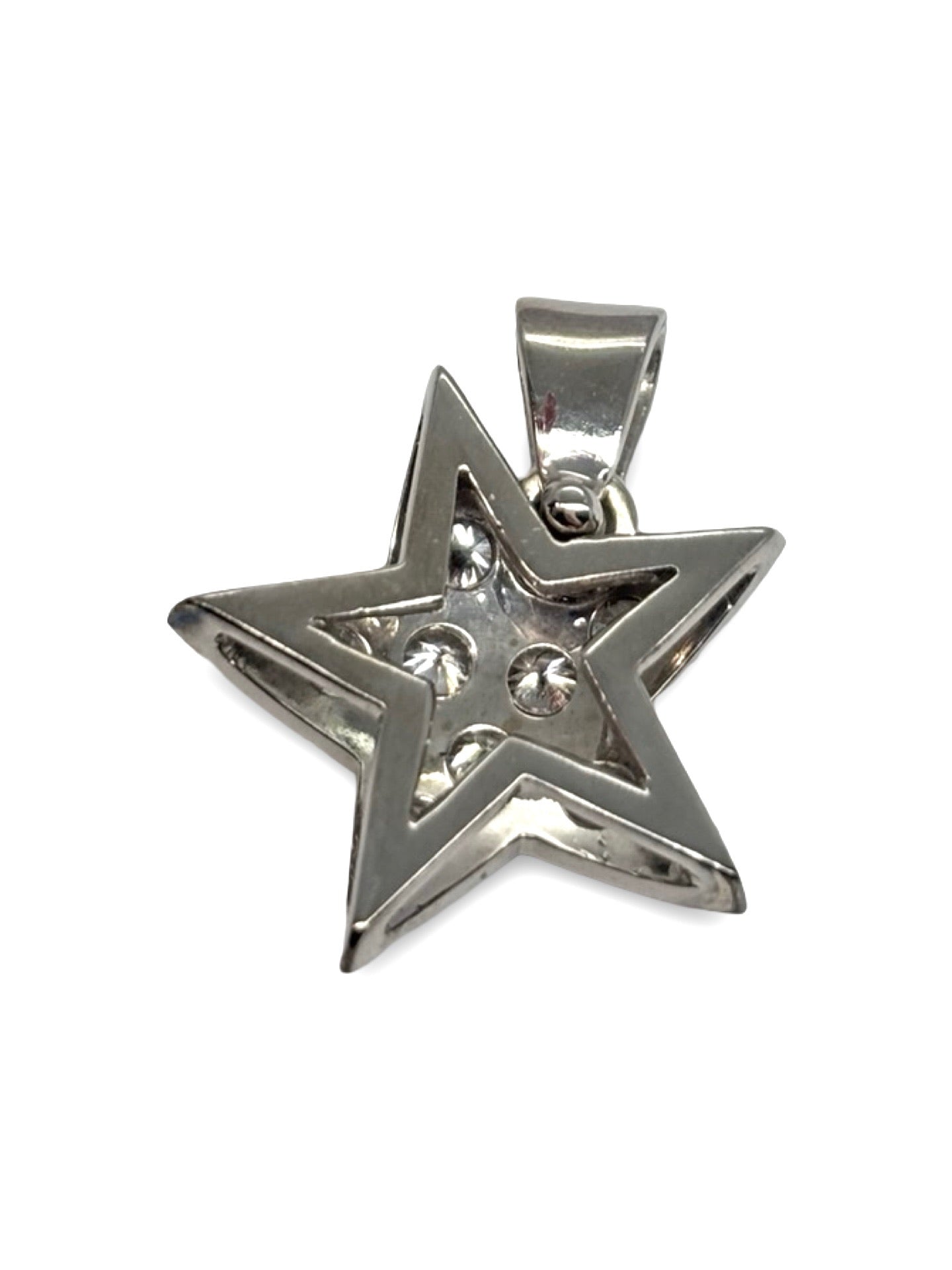 Pendentif étoile en or blanc 18K serti de diamants totalisant 0,60 carat. Bijou raffiné au design élégant et intemporel, mettant en valeur l’éclat des pierres et la pureté de l’or blanc. Une pièce lumineuse et délicate, idéale pour sublimer une tenue avec sophistication. Pendentif précieux, parfait pour un cadeau ou une collection de joaillerie élégante et discrète.
