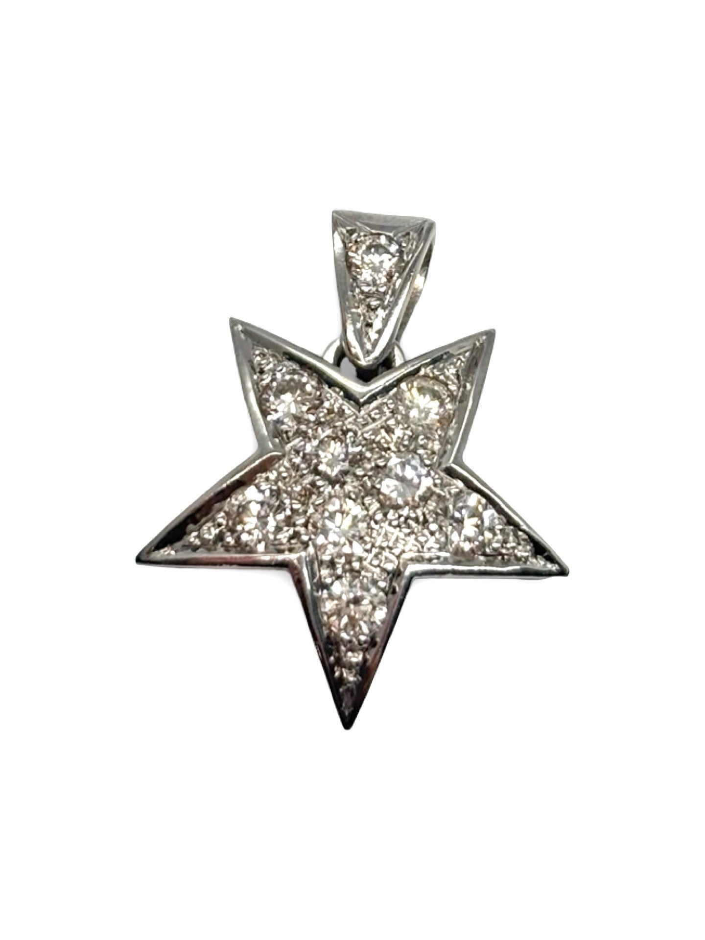 Pendentif étoile en or blanc 18K serti de diamants totalisant 0,60 carat. Bijou raffiné au design élégant et intemporel, mettant en valeur l’éclat des pierres et la pureté de l’or blanc. Une pièce lumineuse et délicate, idéale pour sublimer une tenue avec sophistication. Pendentif précieux, parfait pour un cadeau ou une collection de joaillerie élégante et discrète.
