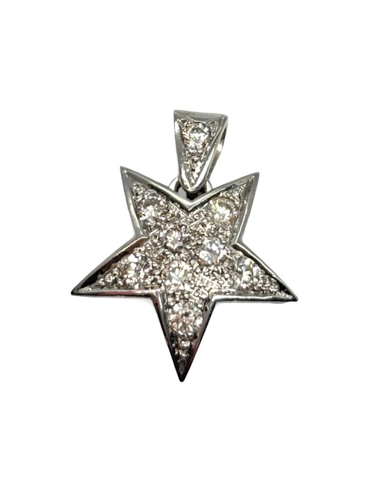 Pendentif étoile en or blanc 18K serti de diamants totalisant 0,60 carat. Bijou raffiné au design élégant et intemporel, mettant en valeur l’éclat des pierres et la pureté de l’or blanc. Une pièce lumineuse et délicate, idéale pour sublimer une tenue avec sophistication. Pendentif précieux, parfait pour un cadeau ou une collection de joaillerie élégante et discrète.

