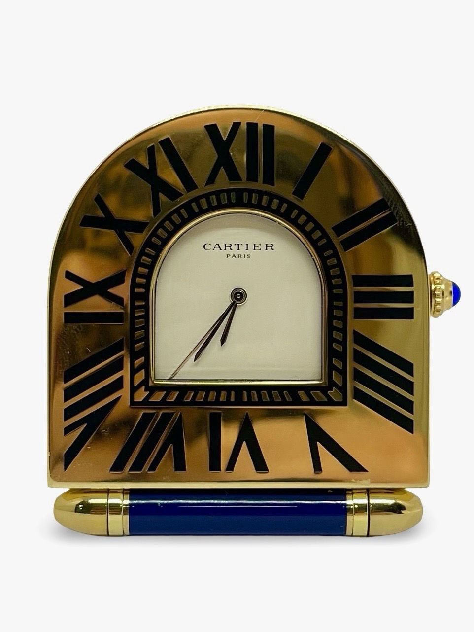 Découvrez l’authenticité et le raffinement d’une pendule Cartier vintage, livrée avec son set complet d’origine, incluant l’écrin et les documents. Véritable objet de collection, cette pièce horlogère reflète le style emblématique de la maison Cartier, mêlant luxe discret et esthétique classique. Un accessoire d’exception pour les passionnés d’horlogerie et de design vintage. 