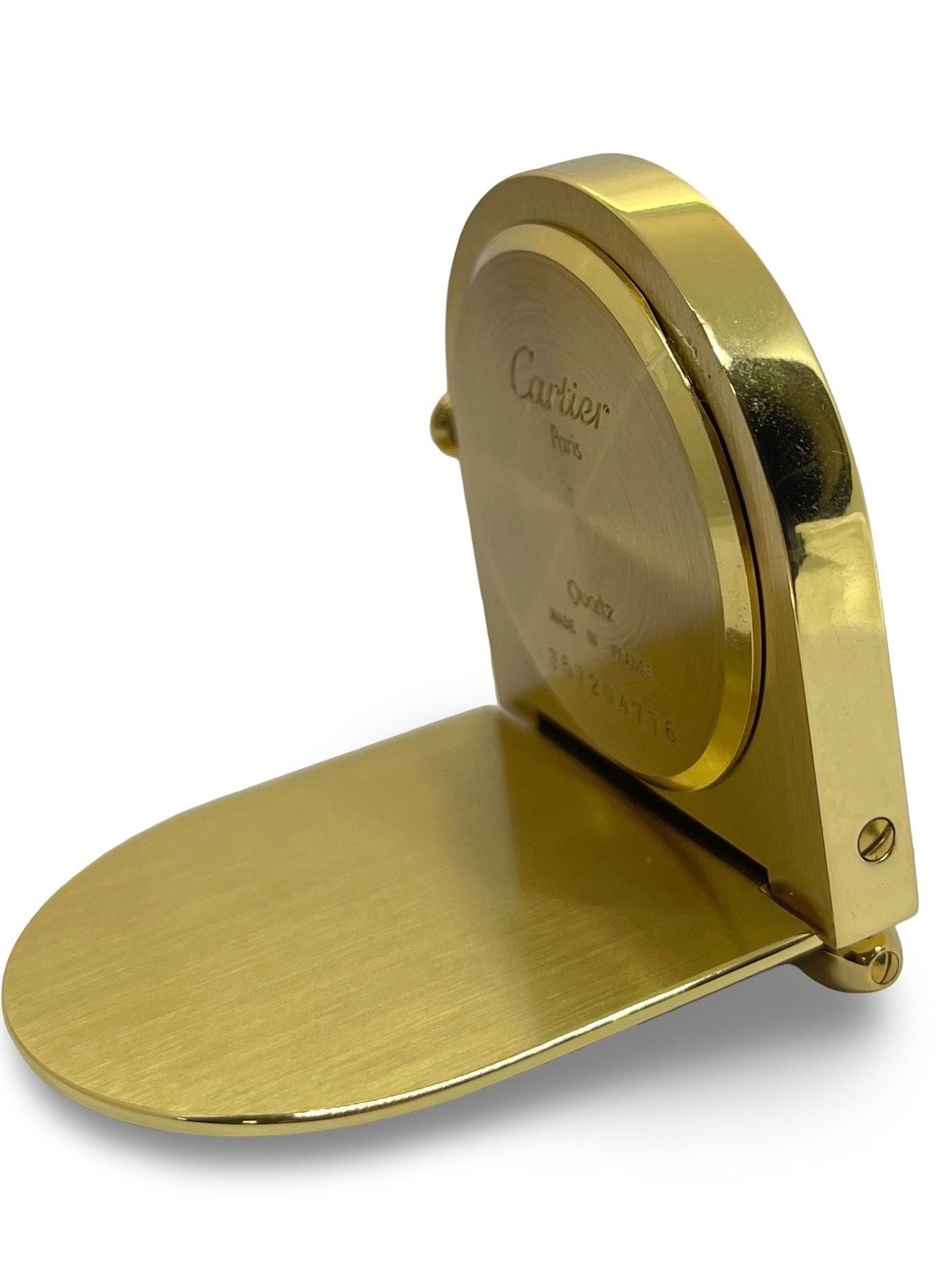 Découvrez l’authenticité et le raffinement d’une pendule Cartier vintage, livrée avec son set complet d’origine, incluant l’écrin et les documents. Véritable objet de collection, cette pièce horlogère reflète le style emblématique de la maison Cartier, mêlant luxe discret et esthétique classique. Un accessoire d’exception pour les passionnés d’horlogerie et de design vintage. 