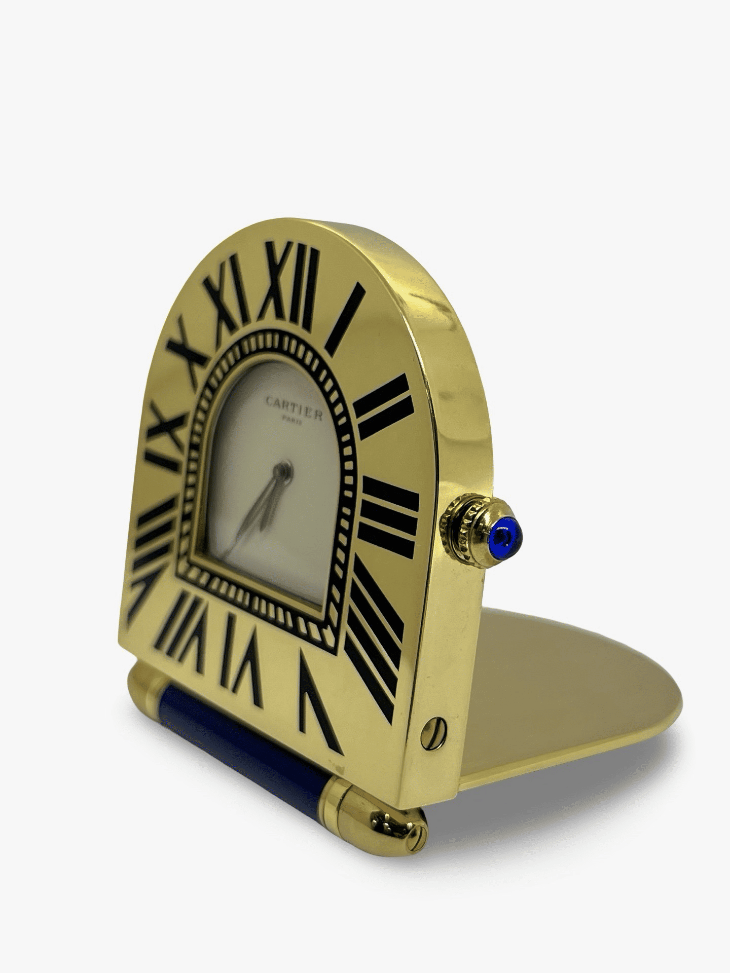 Découvrez l’authenticité et le raffinement d’une pendule Cartier vintage, livrée avec son set complet d’origine, incluant l’écrin et les documents. Véritable objet de collection, cette pièce horlogère reflète le style emblématique de la maison Cartier, mêlant luxe discret et esthétique classique. Un accessoire d’exception pour les passionnés d’horlogerie et de design vintage. 