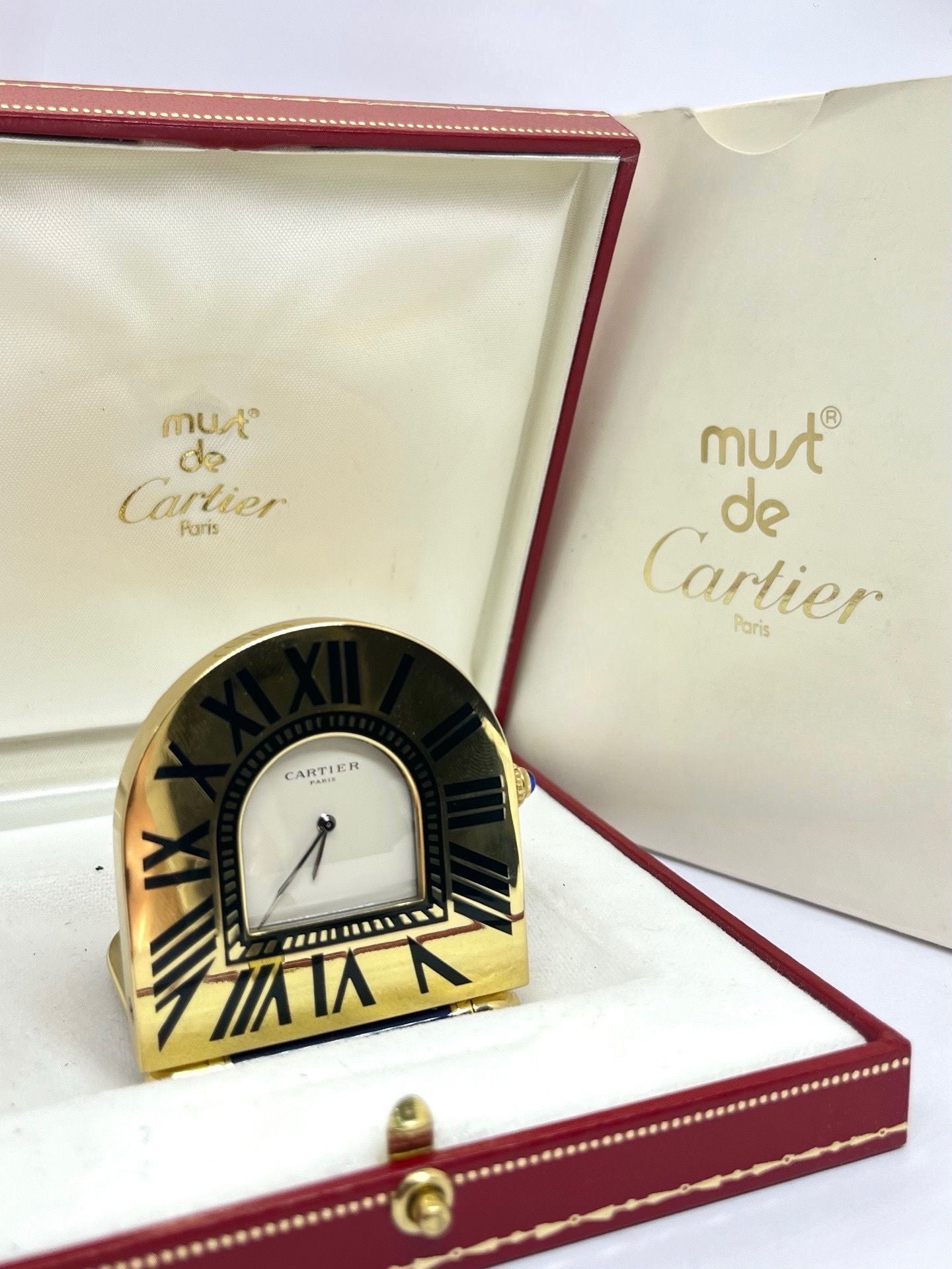 Découvrez l’authenticité et le raffinement d’une pendule Cartier vintage, livrée avec son set complet d’origine, incluant l’écrin et les documents. Véritable objet de collection, cette pièce horlogère reflète le style emblématique de la maison Cartier, mêlant luxe discret et esthétique classique. Un accessoire d’exception pour les passionnés d’horlogerie et de design vintage. 