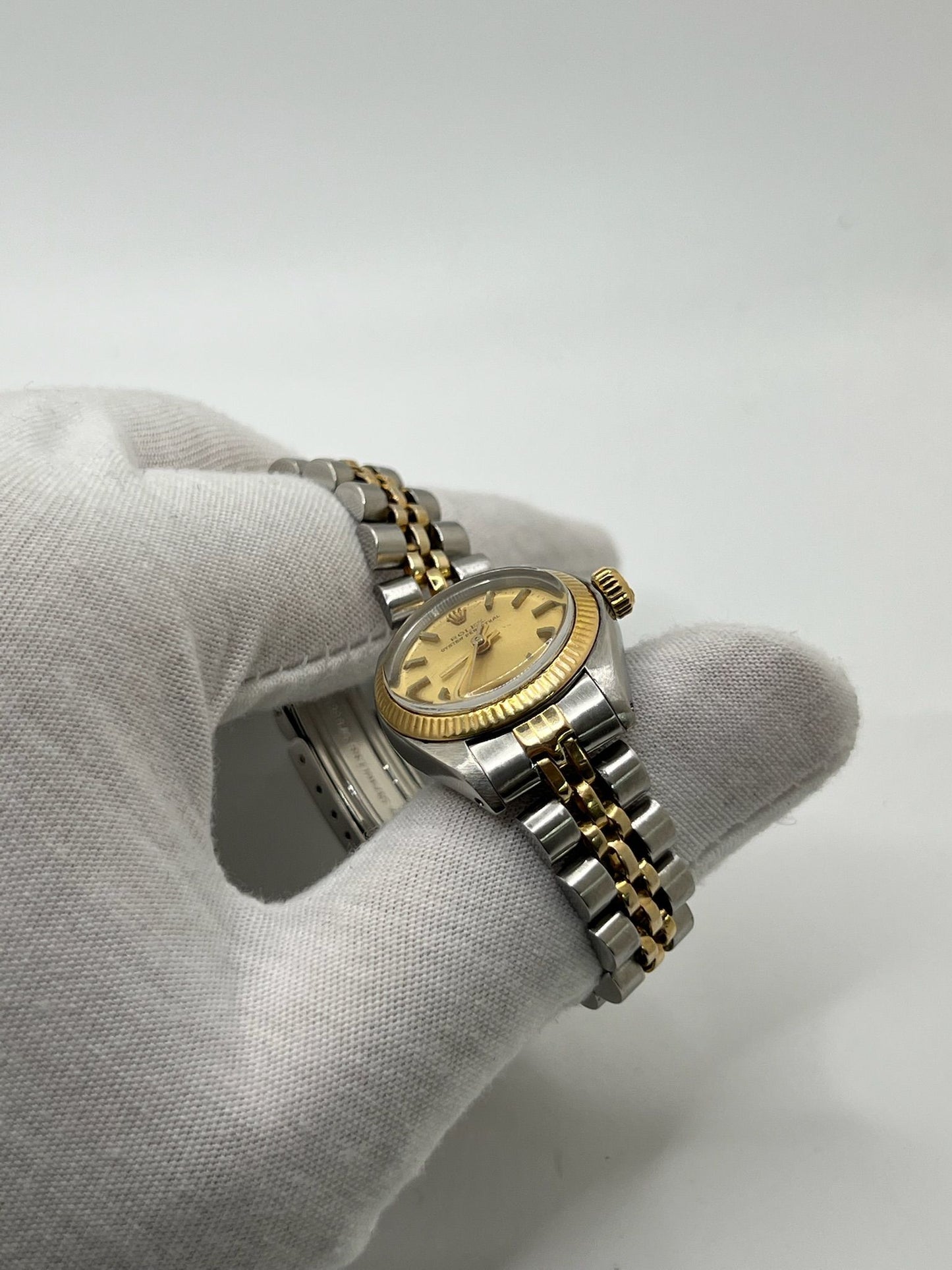 Montre de luxe pour femme, la Rolex Oyster Perpetual Lady 26 mm séduit par son élégance intemporelle. Dotée d’un boîtier en acier et d’un bracelet Jubilee raffiné, elle incarne le savoir-faire Rolex. Idéale pour les poignets fins, cette montre automatique allie précision, style et discrétion au quotidien.