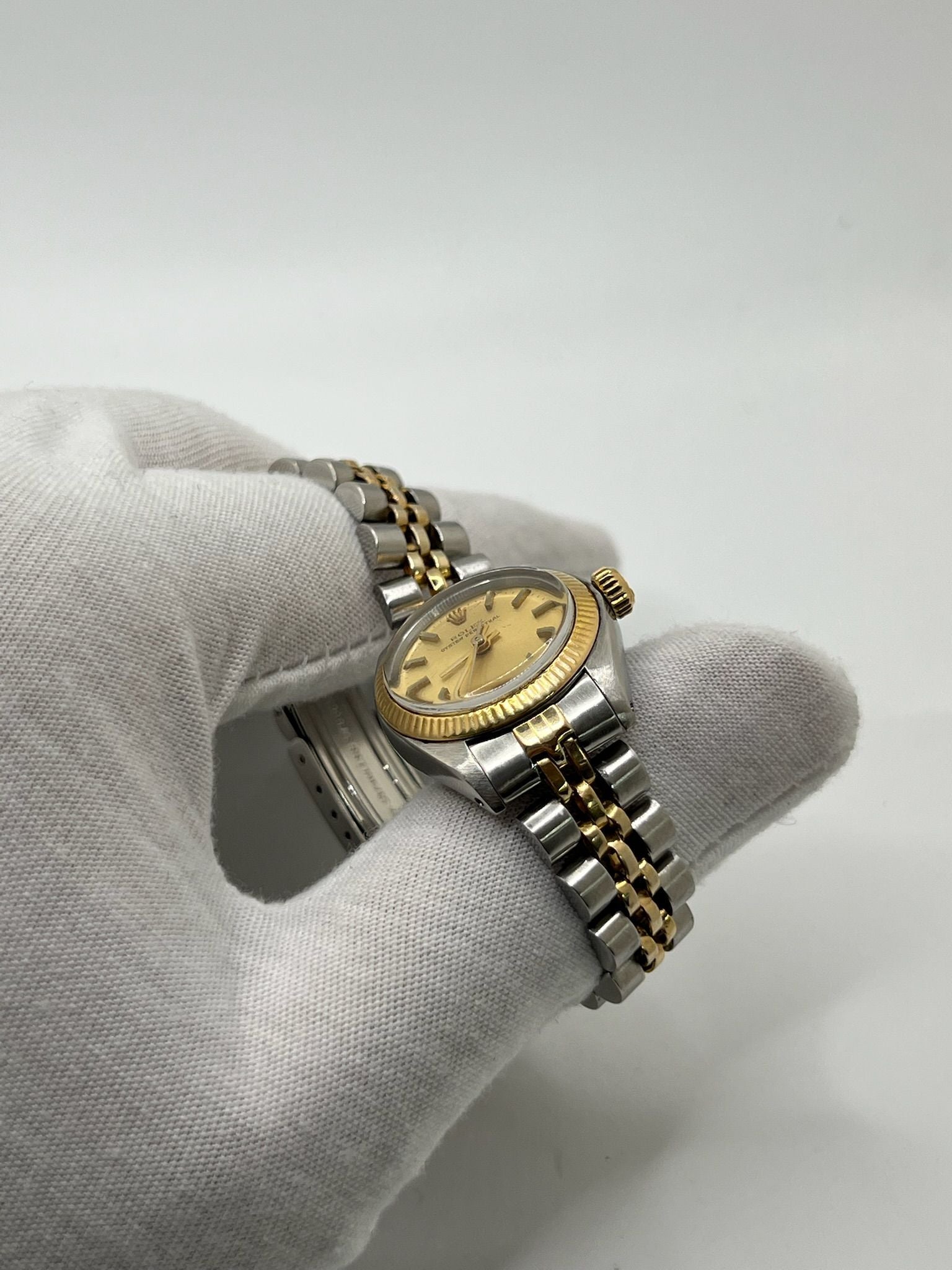 Montre de luxe pour femme, la Rolex Oyster Perpetual Lady 26 mm séduit par son élégance intemporelle. Dotée d’un boîtier en acier et d’un bracelet Jubilee raffiné, elle incarne le savoir-faire Rolex. Idéale pour les poignets fins, cette montre automatique allie précision, style et discrétion au quotidien.