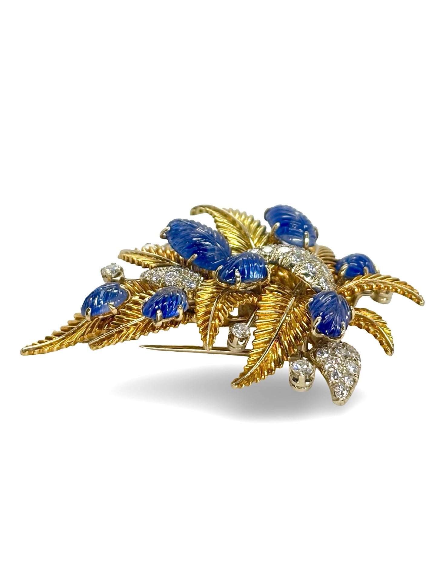Broche d’exception en or jaune 18K signée Missiaglia, sertie de 2,5 ct de diamants naturels à l’éclat remarquable. Elle se distingue par 7 saphirs non-chauffés de Ceylan totalisant 10 ct, d’un bleu profond et rare. Avec ses 29,3 g, cette création allie savoir-faire joaillier et élégance intemporelle, idéale pour enrichir une collection ou illuminer les grandes occasions.