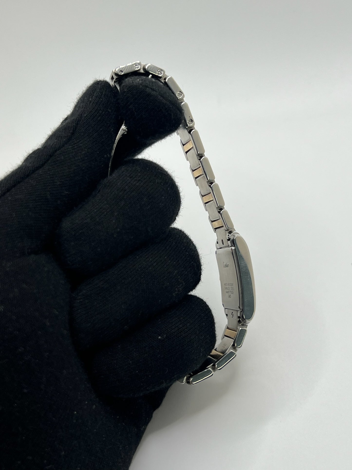 Découvrez la Cartier Tank Française, une montre femme emblématique alliant raffinement et modernité. Ce modèle en or et acier, au design intemporel, est équipé d’un mouvement quartz fiable et d’un cadran blanc aux chiffres romains. Son bracelet acier et sa boucle double plis assurent confort et élégance. Un garde-temps de luxe en très bon état, parfait pour les passionnées de la maison Cartier.