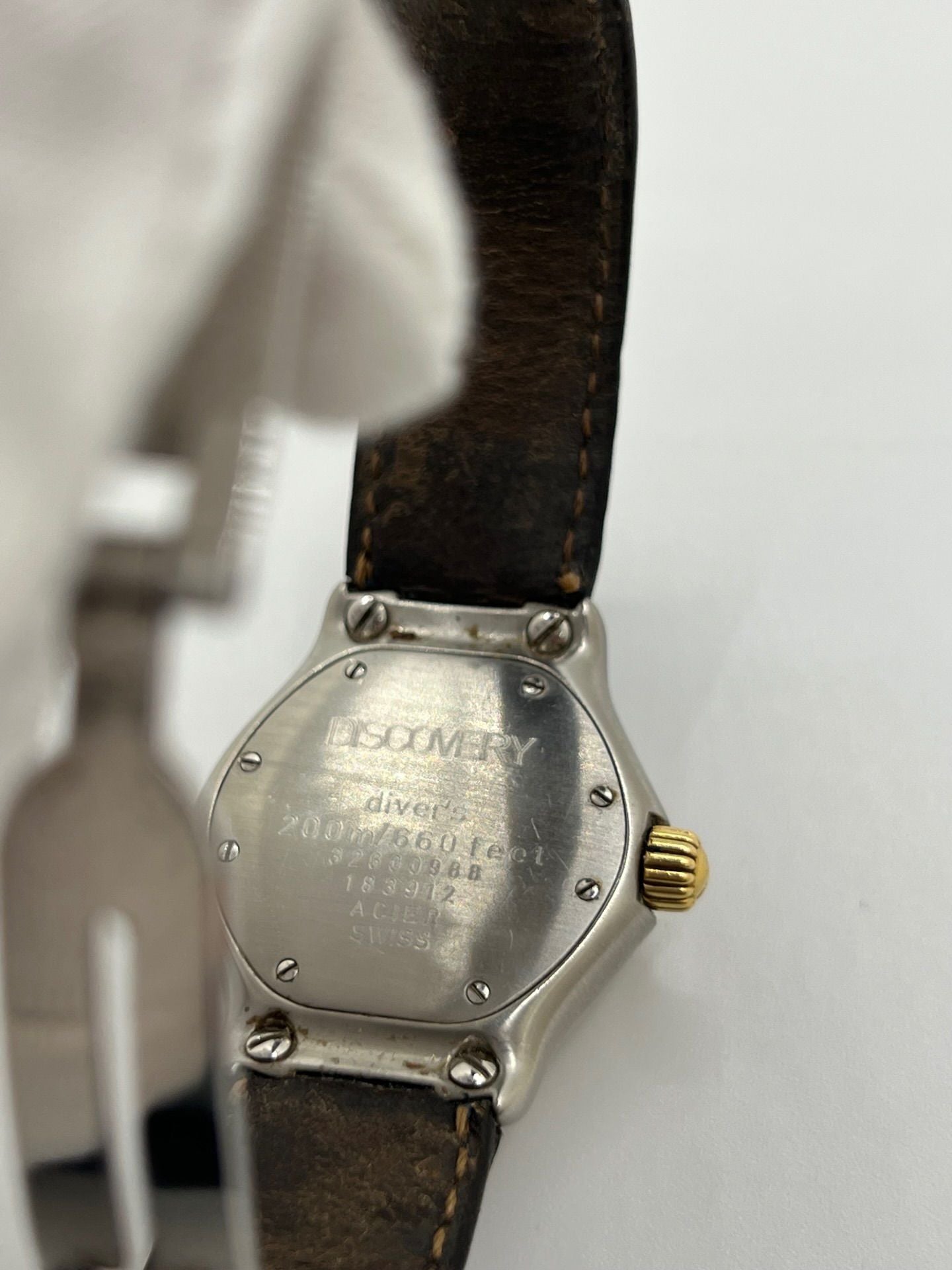 Découvrez l’Ebel Discovery Gold Lady, une montre raffinée qui allie élégance et performance. Conçue pour sublimer le poignet féminin, elle se distingue par son design sophistiqué et son boîtier doré, symbole de luxe et de distinction. Véritable chef-d’œuvre horloger, cette montre Ebel incarne le parfait équilibre entre modernité et tradition. Idéale pour les passionnées de haute horlogerie à la recherche d’un garde-temps unique.