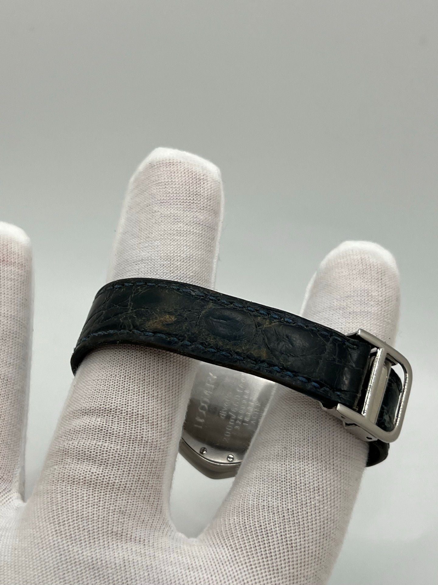 Découvrez l’Ebel Discovery Gold Lady, une montre raffinée qui allie élégance et performance. Conçue pour sublimer le poignet féminin, elle se distingue par son design sophistiqué et son boîtier doré, symbole de luxe et de distinction. Véritable chef-d’œuvre horloger, cette montre Ebel incarne le parfait équilibre entre modernité et tradition. Idéale pour les passionnées de haute horlogerie à la recherche d’un garde-temps unique.