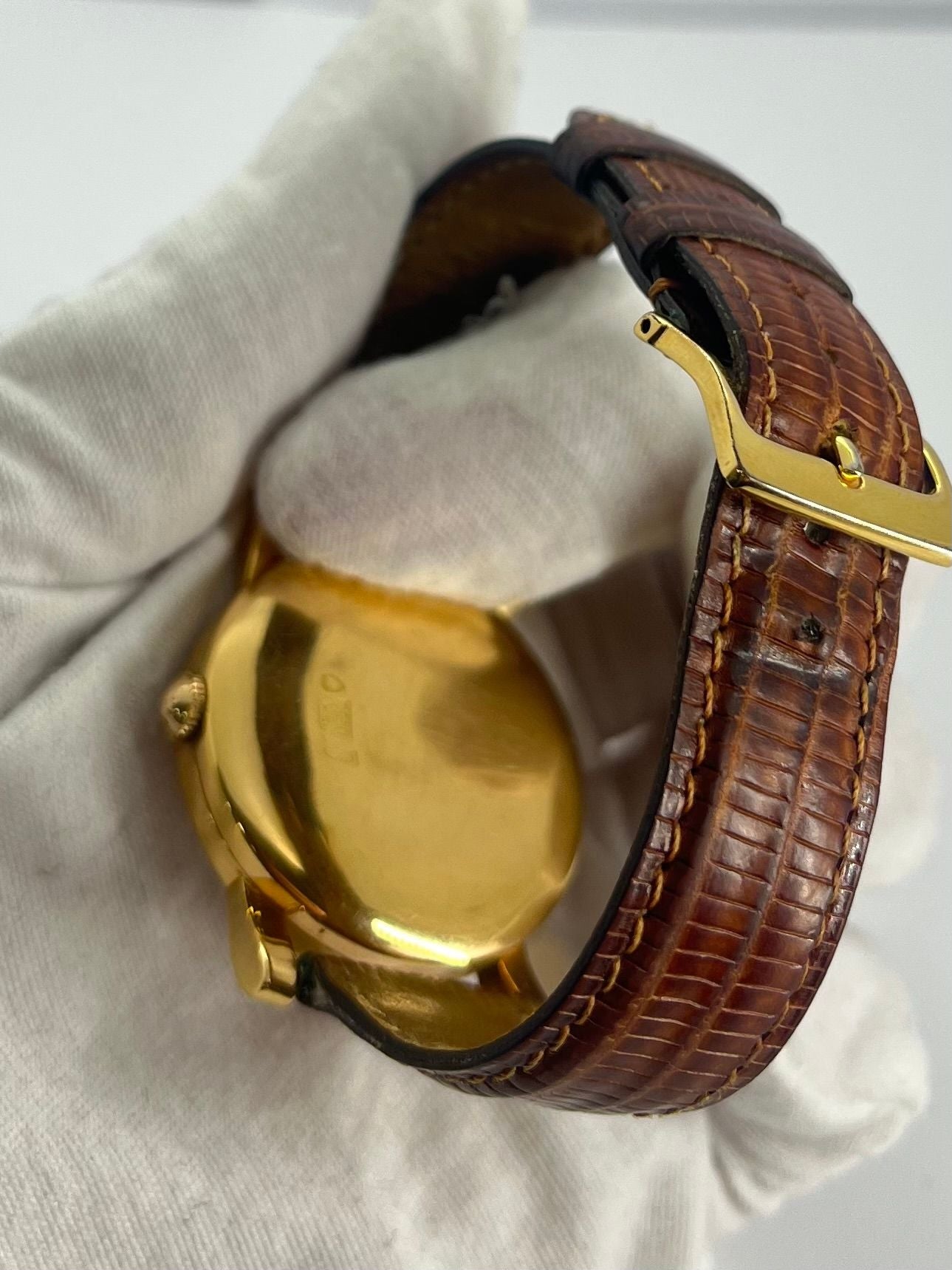 La Milus Vintage en or 18K est une montre élégante et rare, symbole du savoir-faire horloger traditionnel. Son boîtier en or massif lui confère un charme intemporel et une valeur durable. Idéale pour les amateurs de pièces de collection, elle incarne le raffinement d’une époque et l’authenticité d’un design horloger classique.