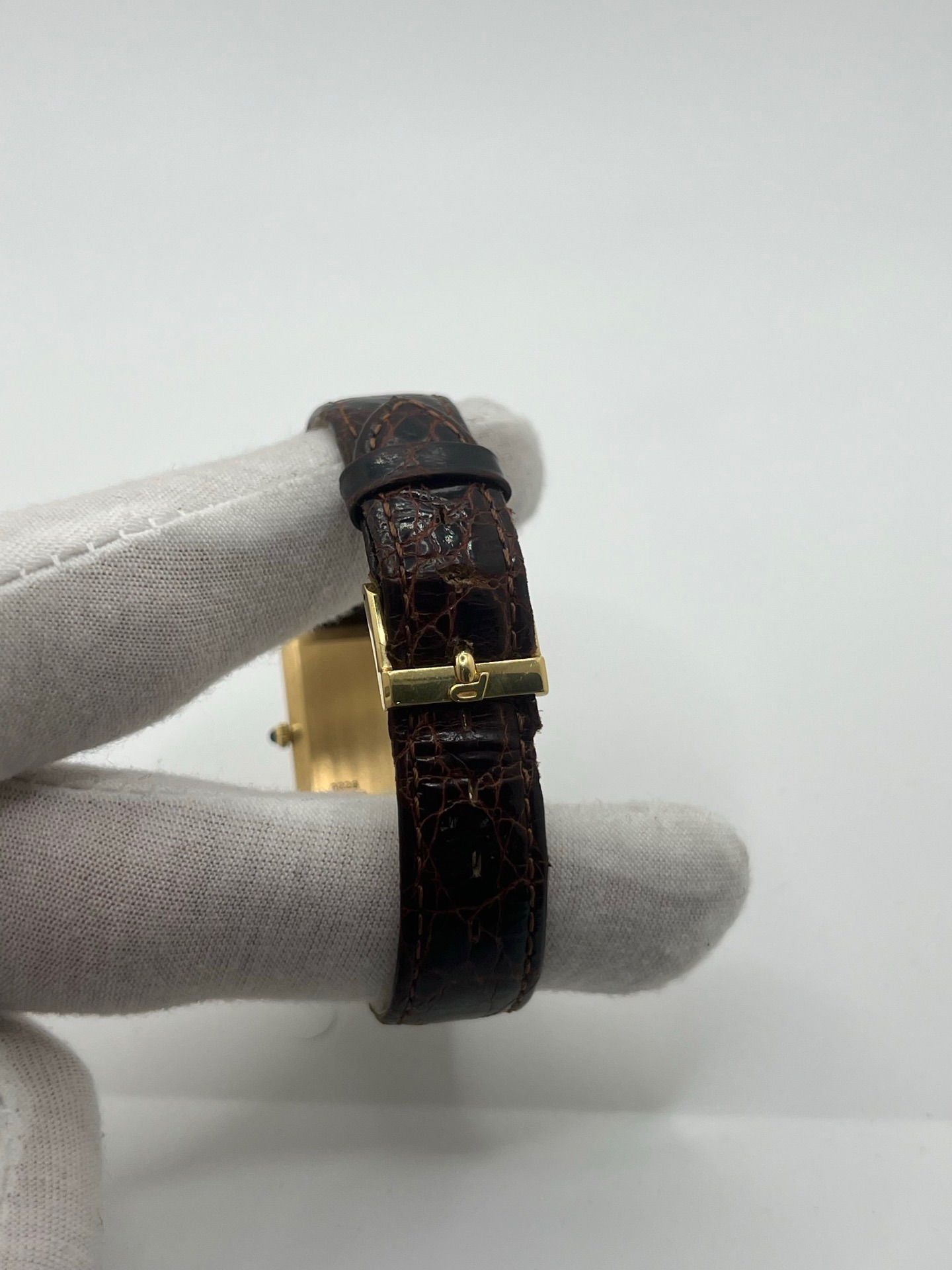 Montre Tank Allongée en or jaune 18K, modèle 9228, présentant un boîtier allongé élégant, un cadran raffiné et un style vintage recherché. Garde-temps luxueux en or massif, idéal pour les collectionneurs et amateurs de pièces horlogères d’exception.